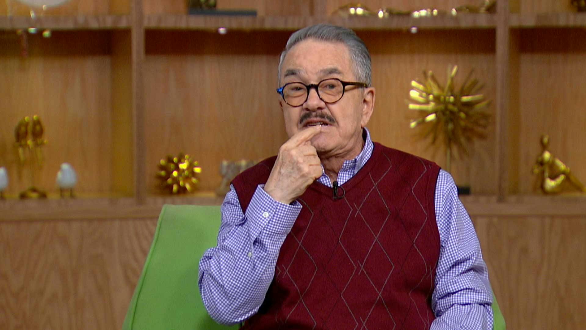 Pedro Sola sufre una aparatosa caída; llegó al foro con bastón