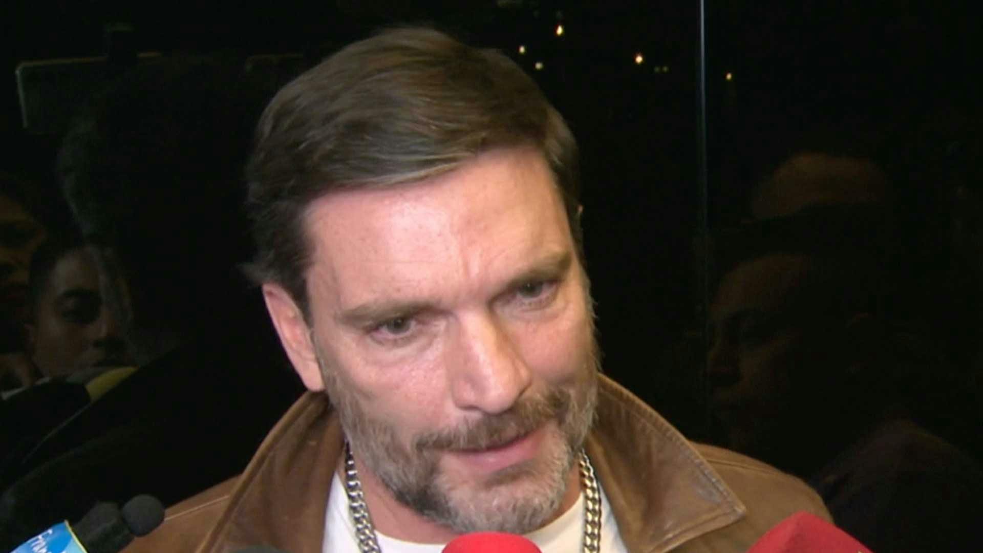 Julián Gil pide apoyo a Peso Pluma para poder comunicarse con su hijo