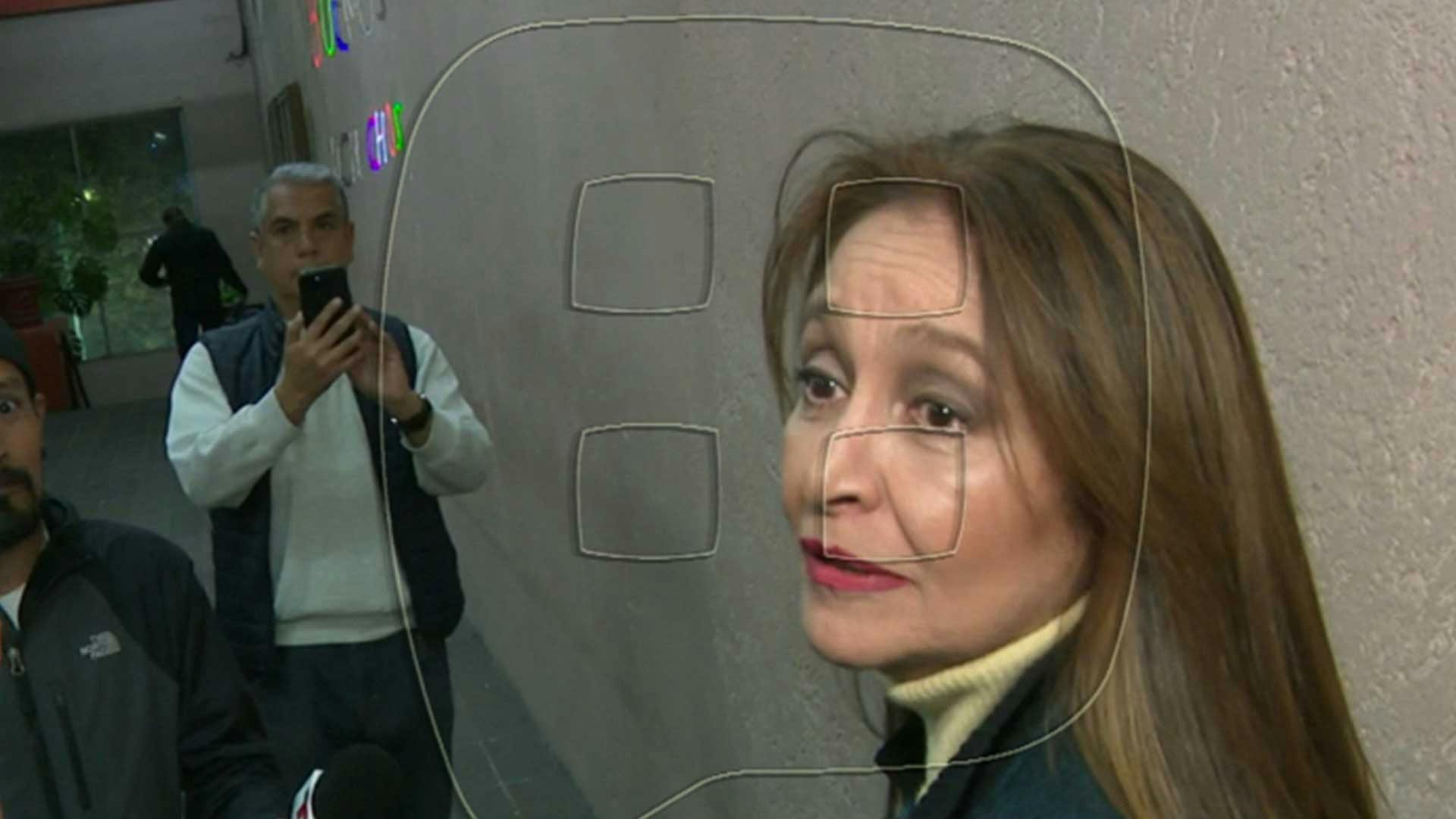 Daniela Romo se niega a dar entrevistas al llegar al teatro donde fue madrina