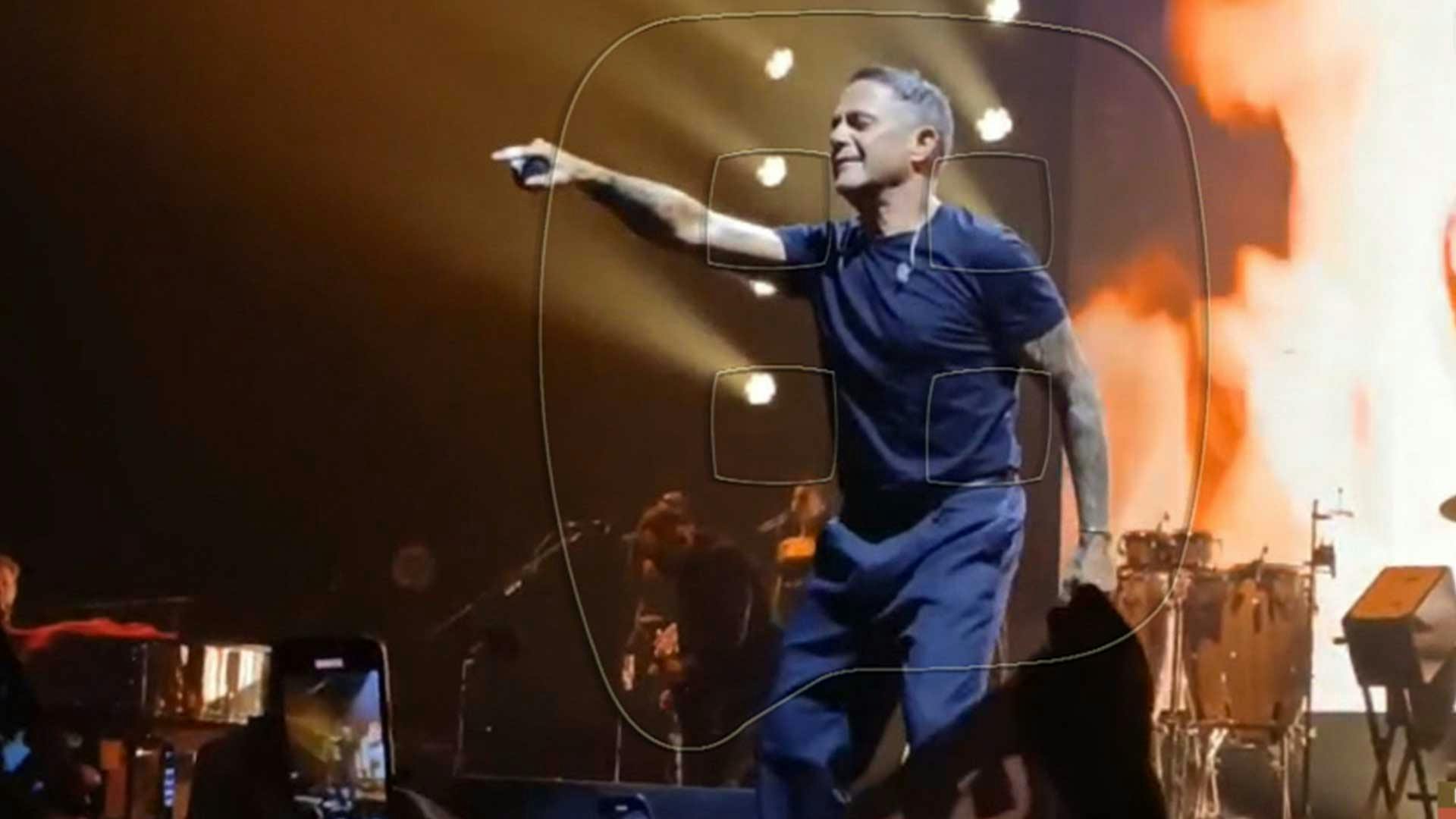 Alejandro Sanz llegó con su novia Candela Márquez a Monterrey