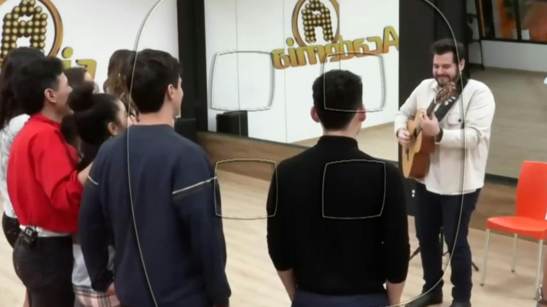 Kurt visitó a los alumnos de La Academia para compartir su inspiradora historia