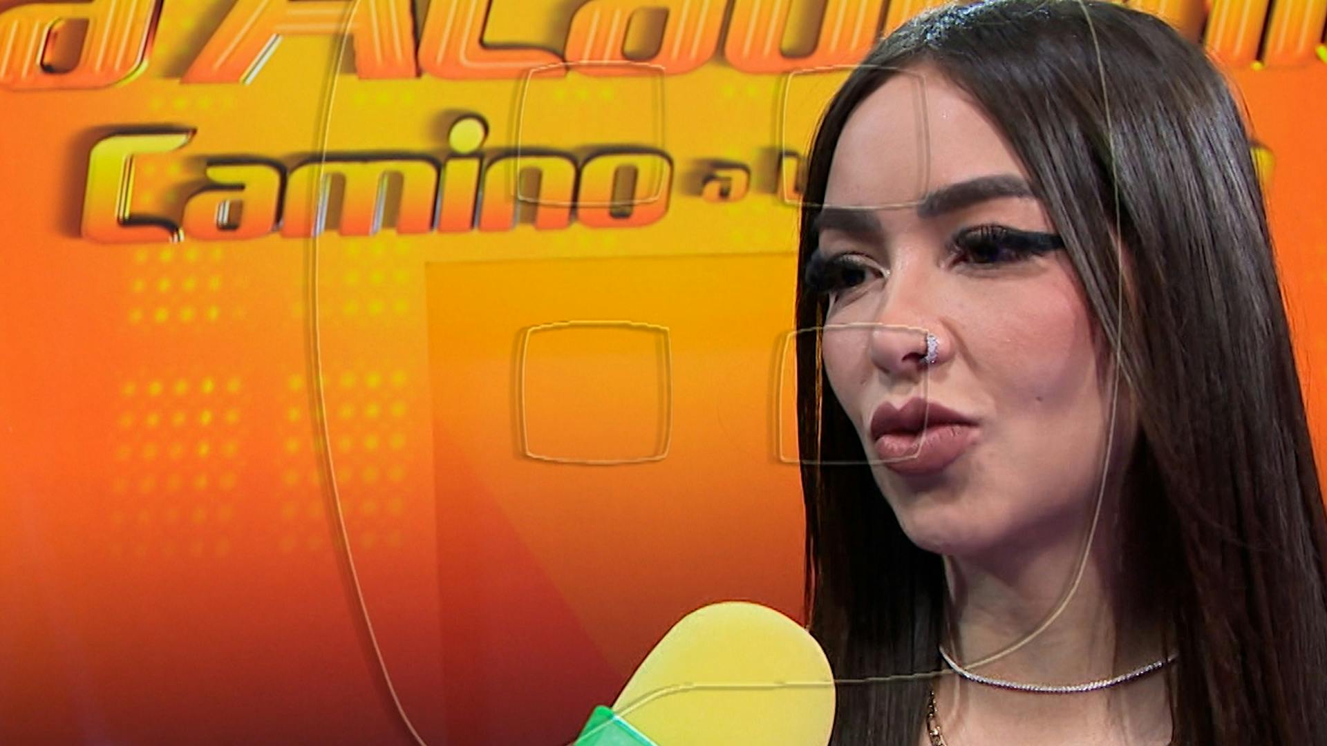 La influencer y cantante Caeli visitó a los alumnos de La Academia