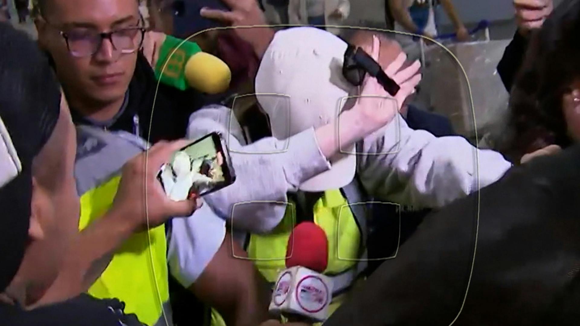 Belinda se hace pasar por personal de aerolínea para huir de la prensa