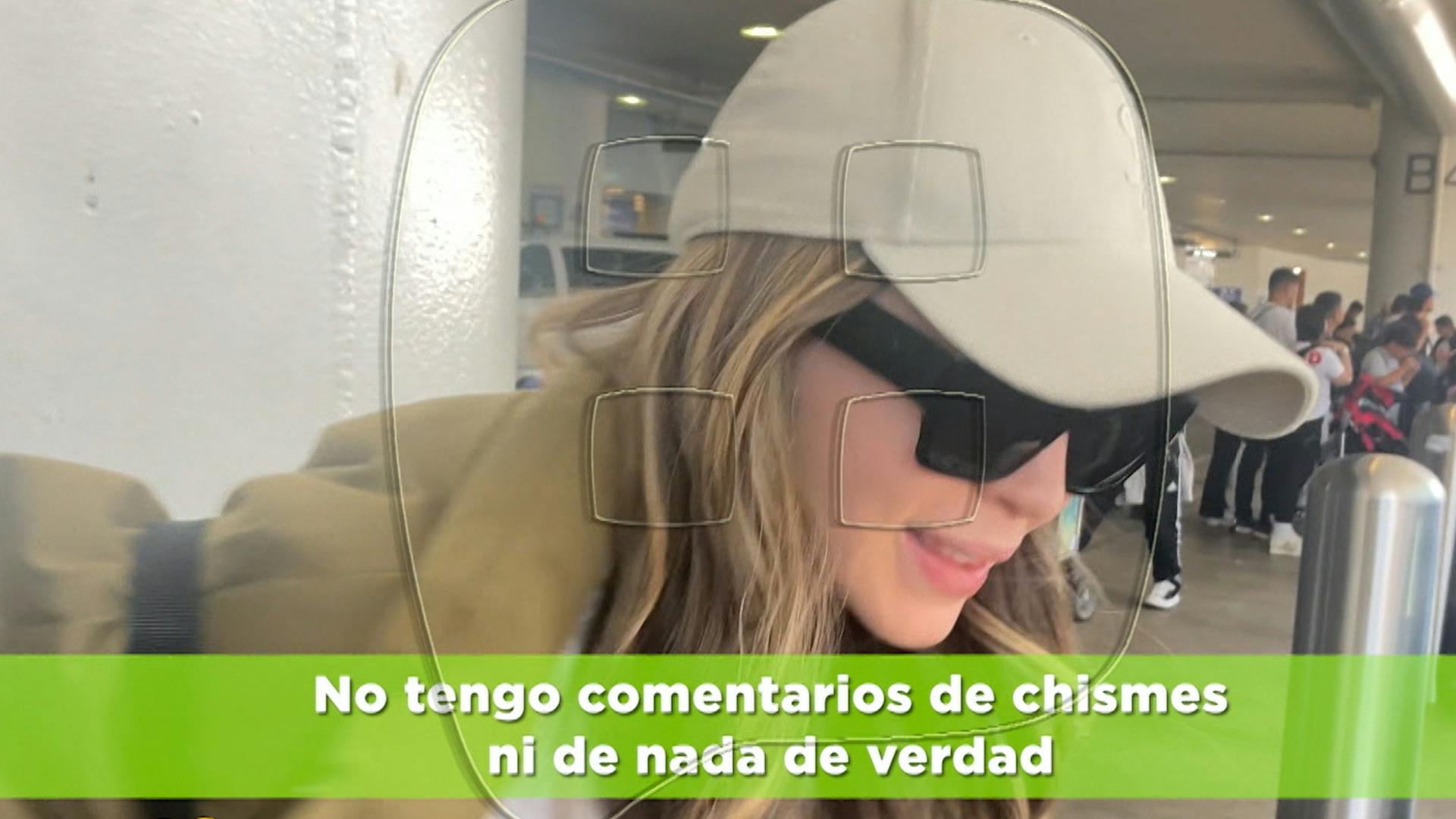 Belinda no pudo escapar de la prensa al llegar con su padre a EUA