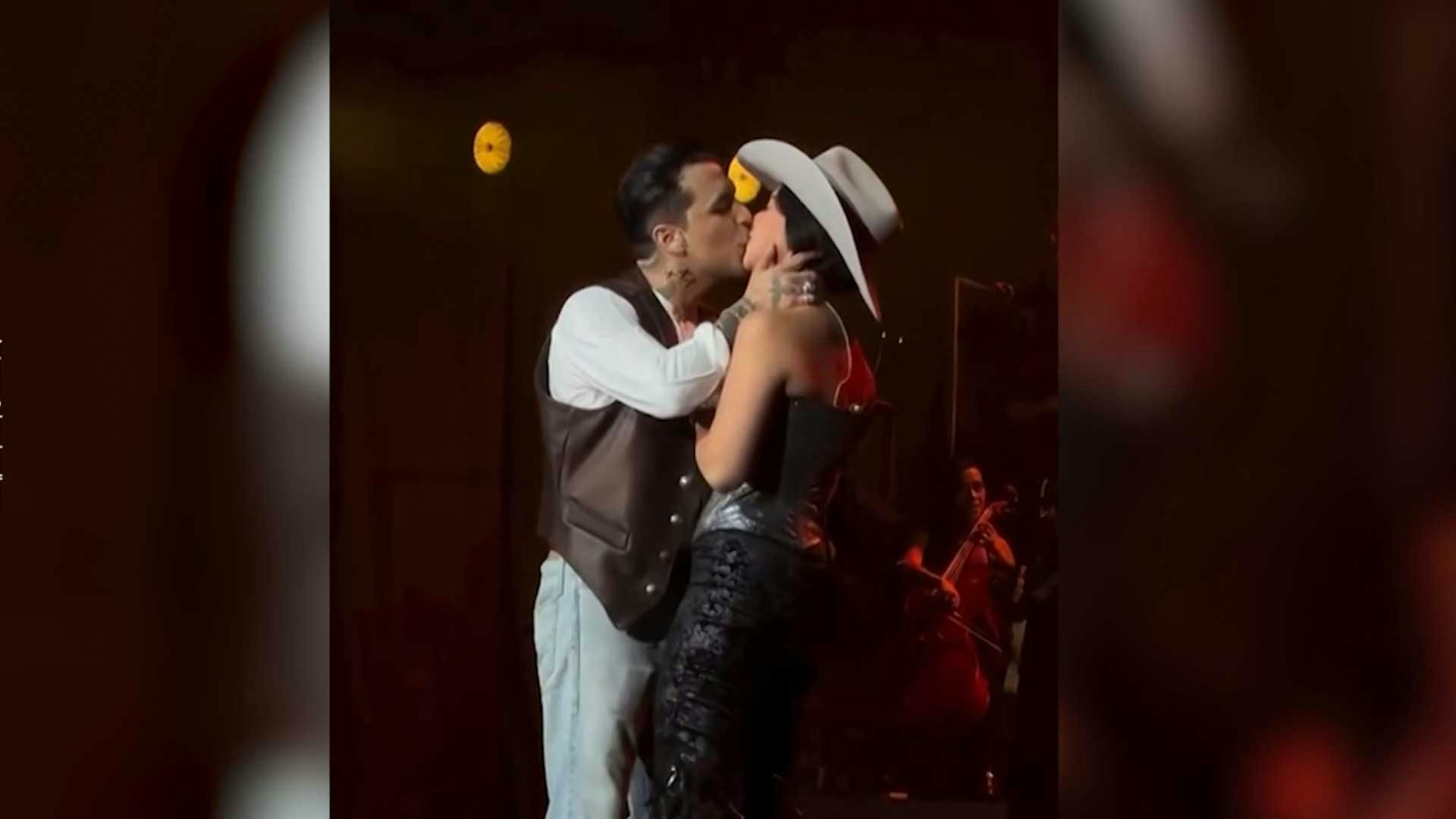 ¡Ángela Aguilay Nodal oficializan su noviazgo con tremendo beso!