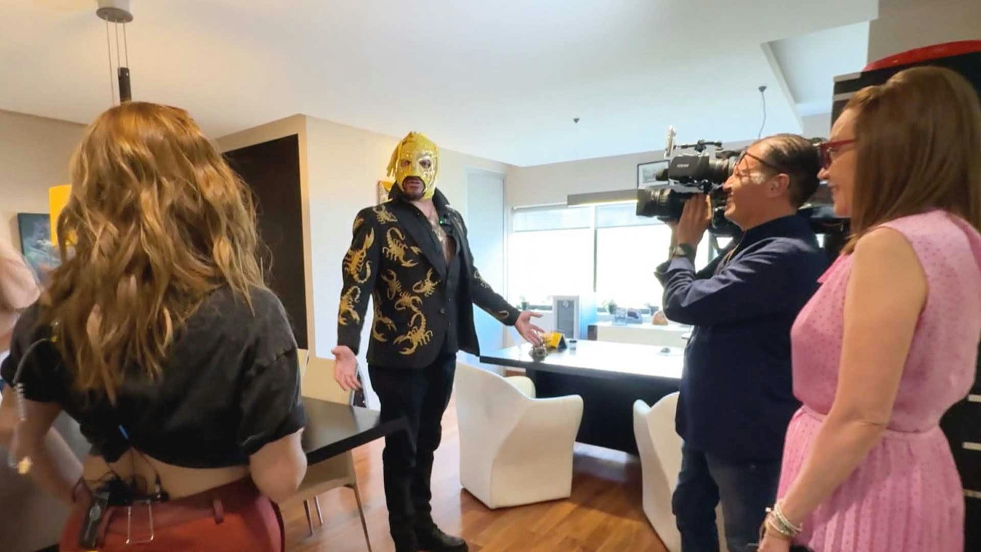 Escorpión Dorado realizó recorrido por la redacción de Ventaneando