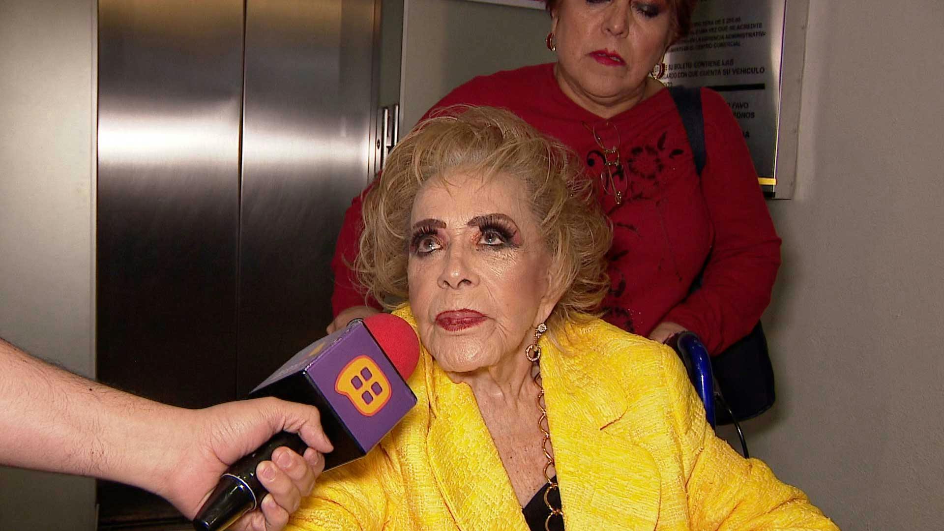 Silvia Pinal sufrió las de Caín cobrando un cheque en el banco.
