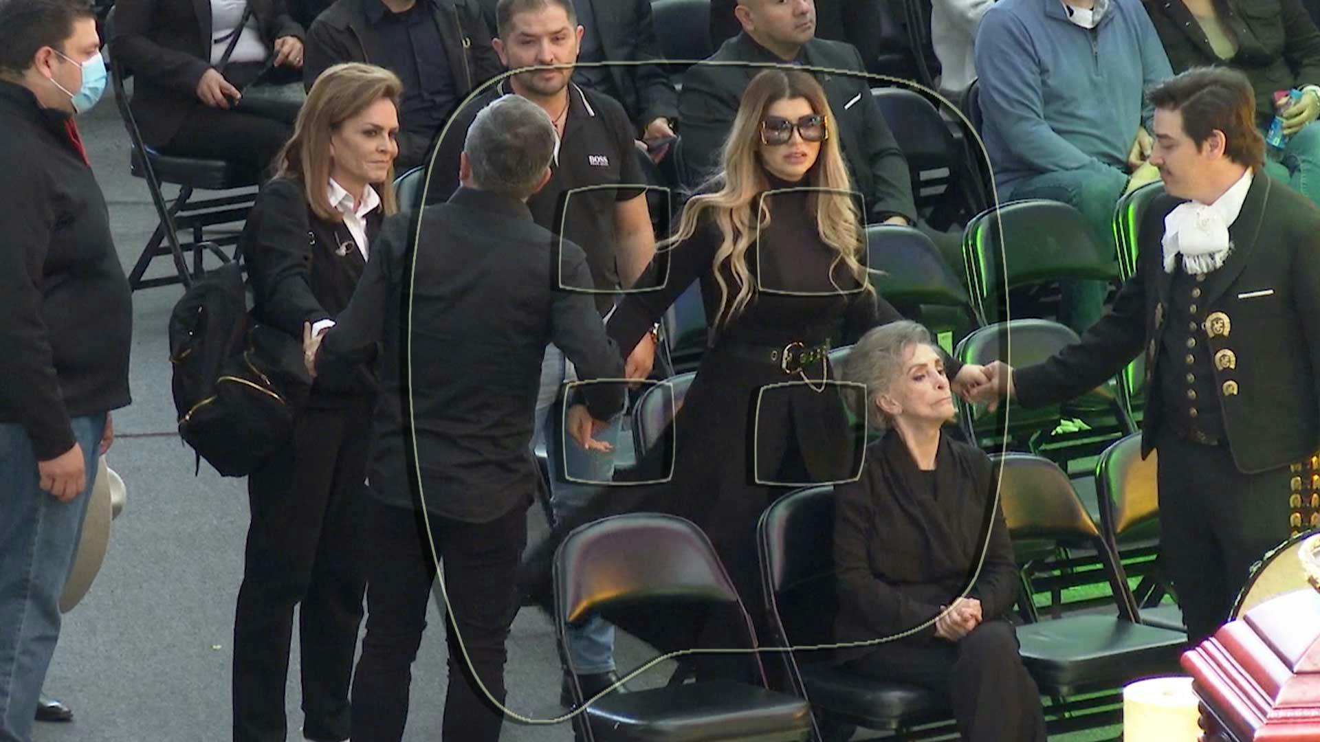 Captamos un incómodo encuentro en el funeral de Vicente Fernández.