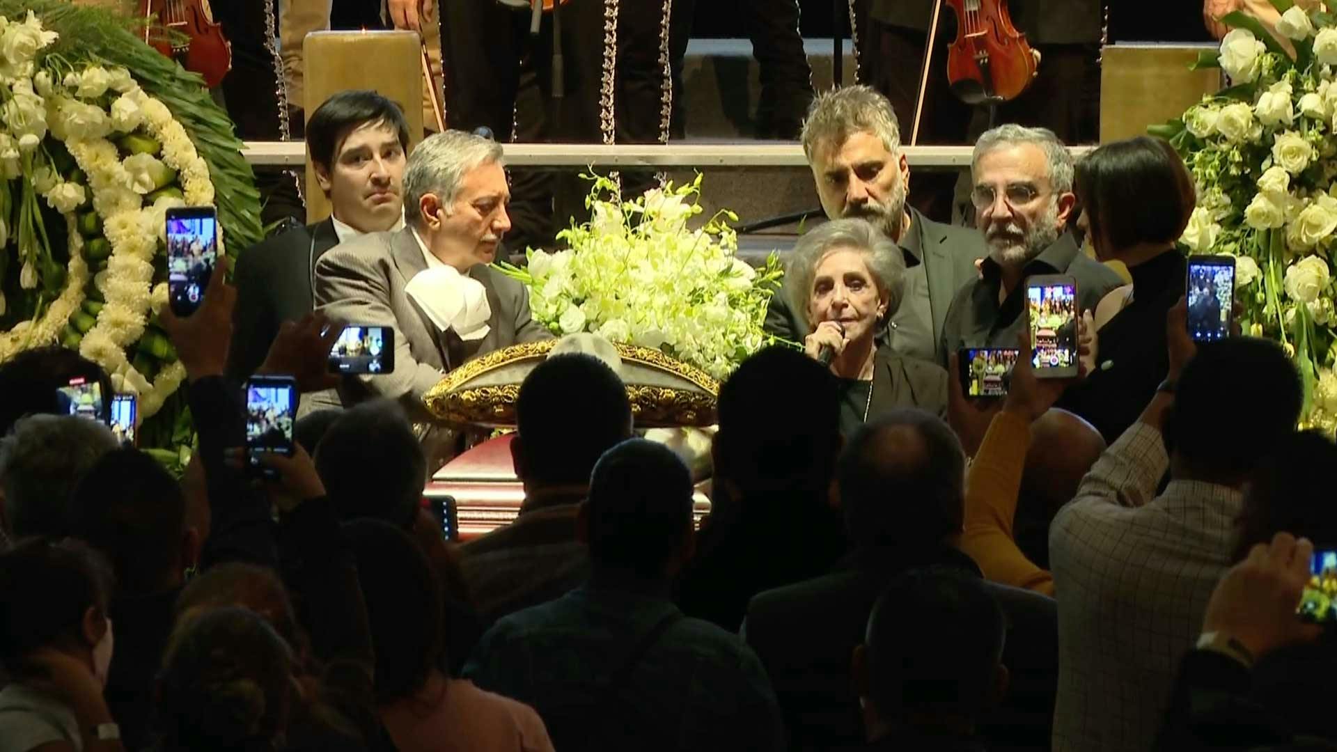 Al finalizar la misa, el féretro de Vicente Fernández fue movido.