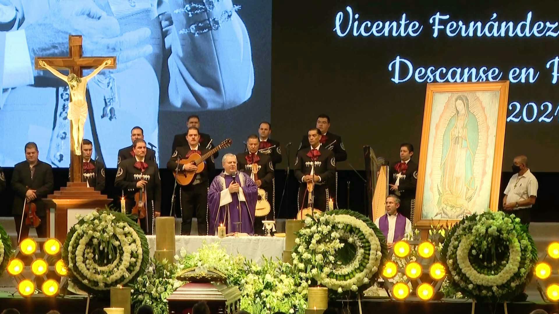 Todo lo que sucedió durante la misa para despedir a Vicente Fernández.