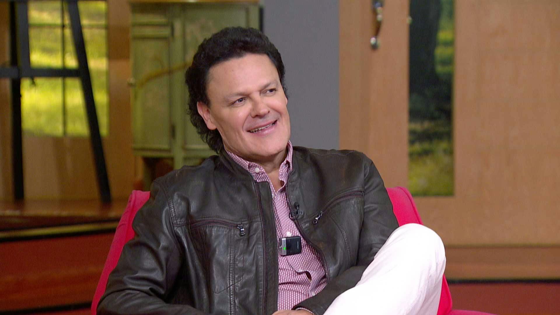 Pedro Fernández habla de sus 48 años de carrera, su esposa y sus nietos