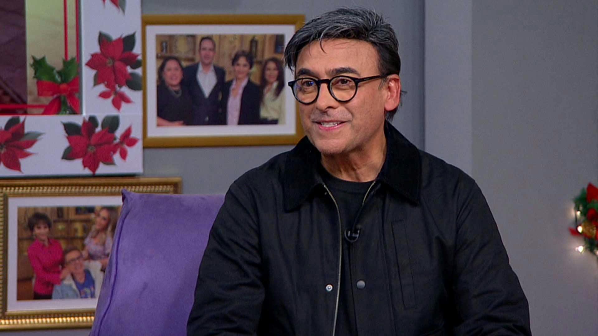 Adal Ramones visitó el foro para platicar de su obra Un cuento de Navidad