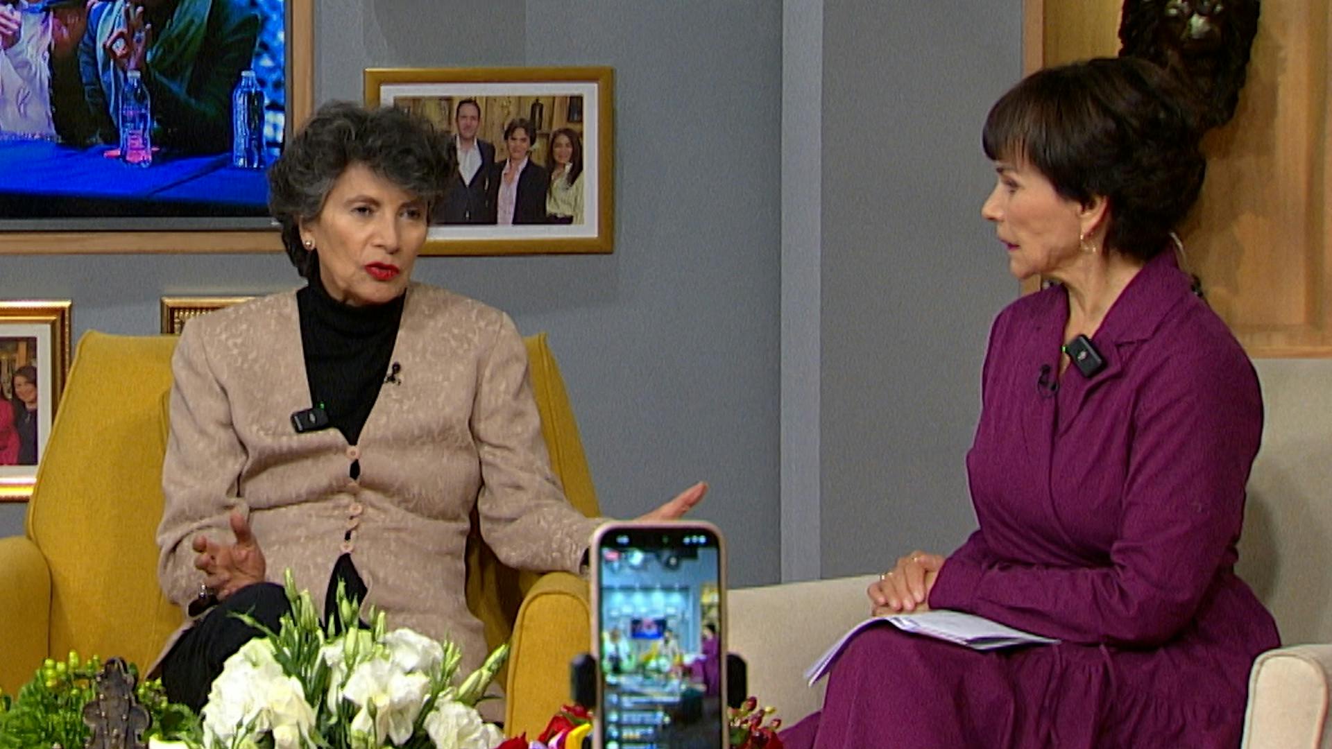 Patricia Reyes Spíndola en el foro para hablar de la obra "Hijas de su Madre"