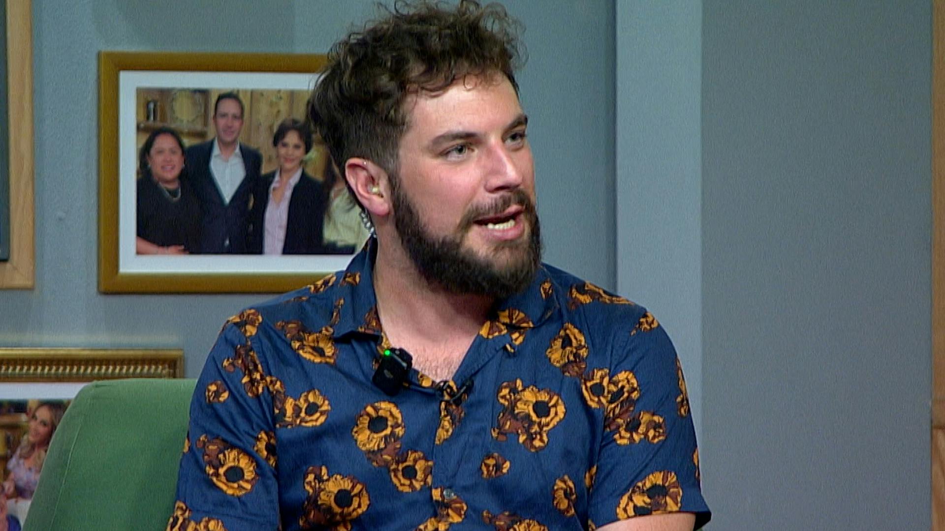 Justin Collette, del musical Beetlejuice, visita Ventaneando