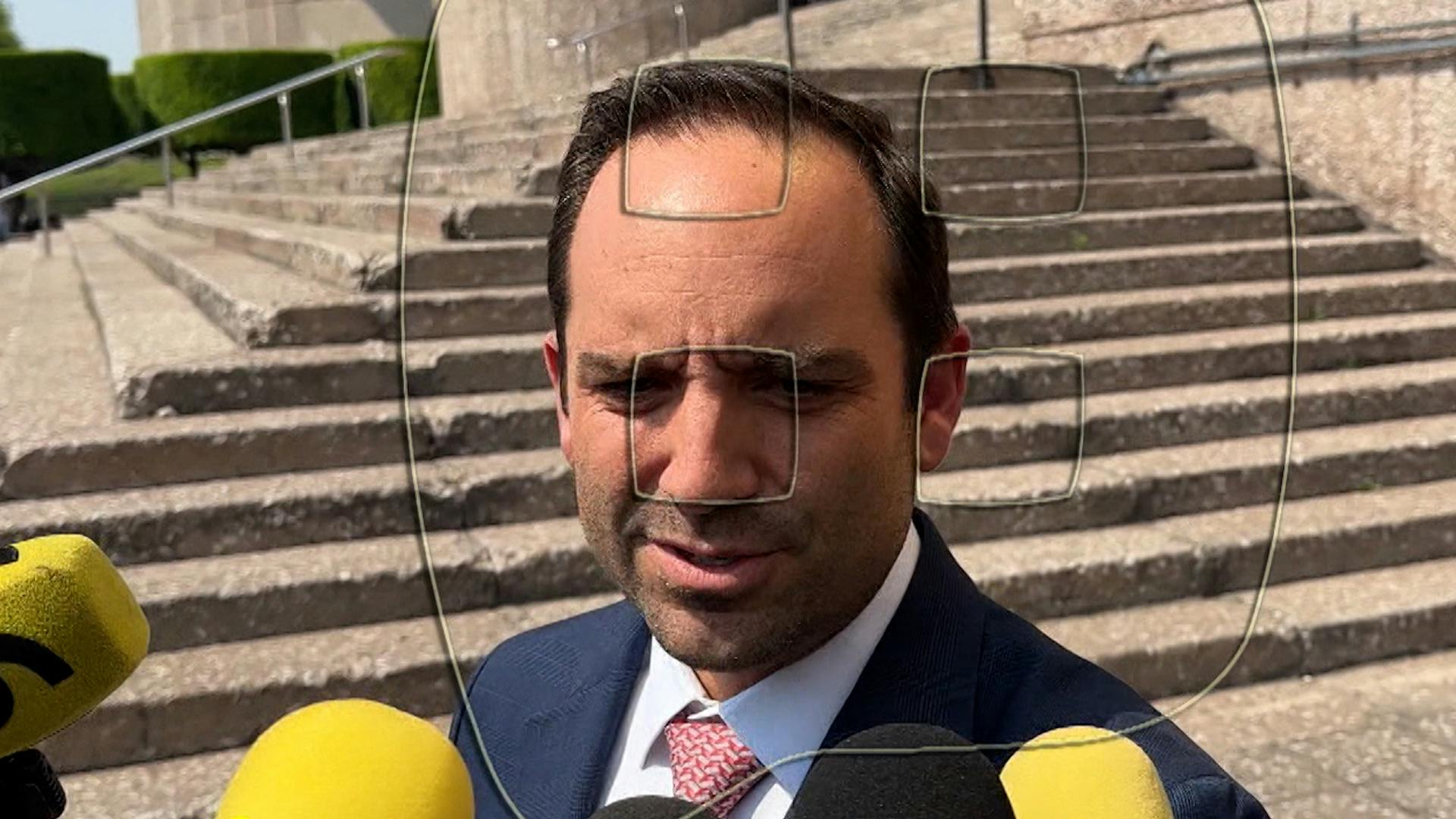 Christian Nodal compareció por demanda de su exdisquera y evitó hablar con la prensa