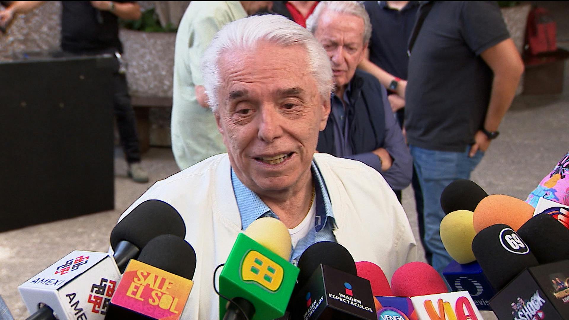 Enrique Guzmán es cuestionado tras el regreso de Frida Sofía a México