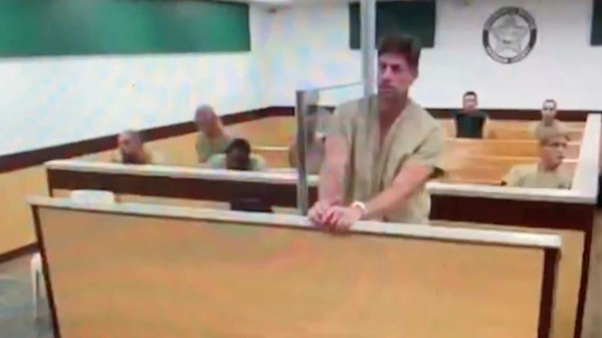 William Levy: Primeras imágenes esposado y con uniforme de reo, compareciendo ante el juez