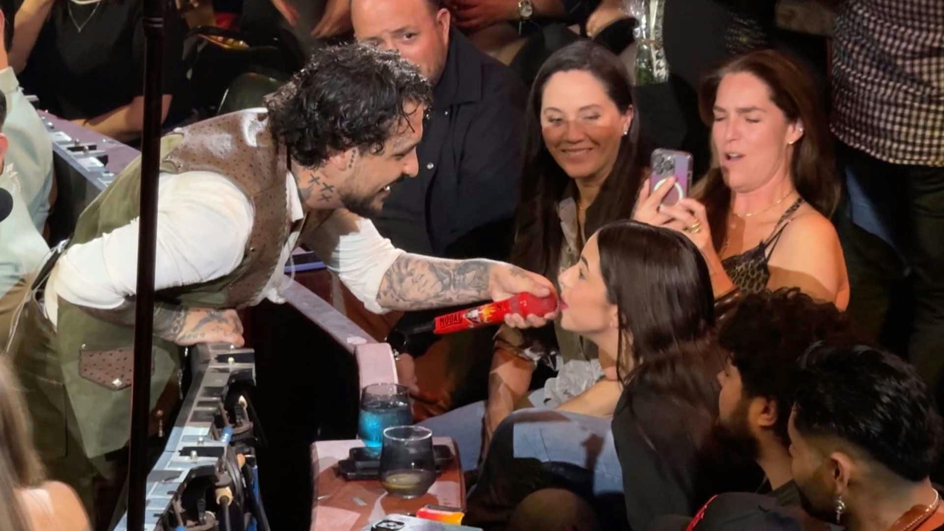 Christian Nodal planta tremendo beso a Ángela Aguilar durante su show en Texcoco 