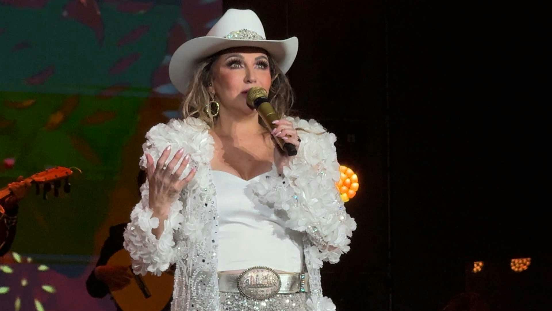 Alicia Villarreal triunfa en show pese a conflicto con su esposo Cruz Martínez