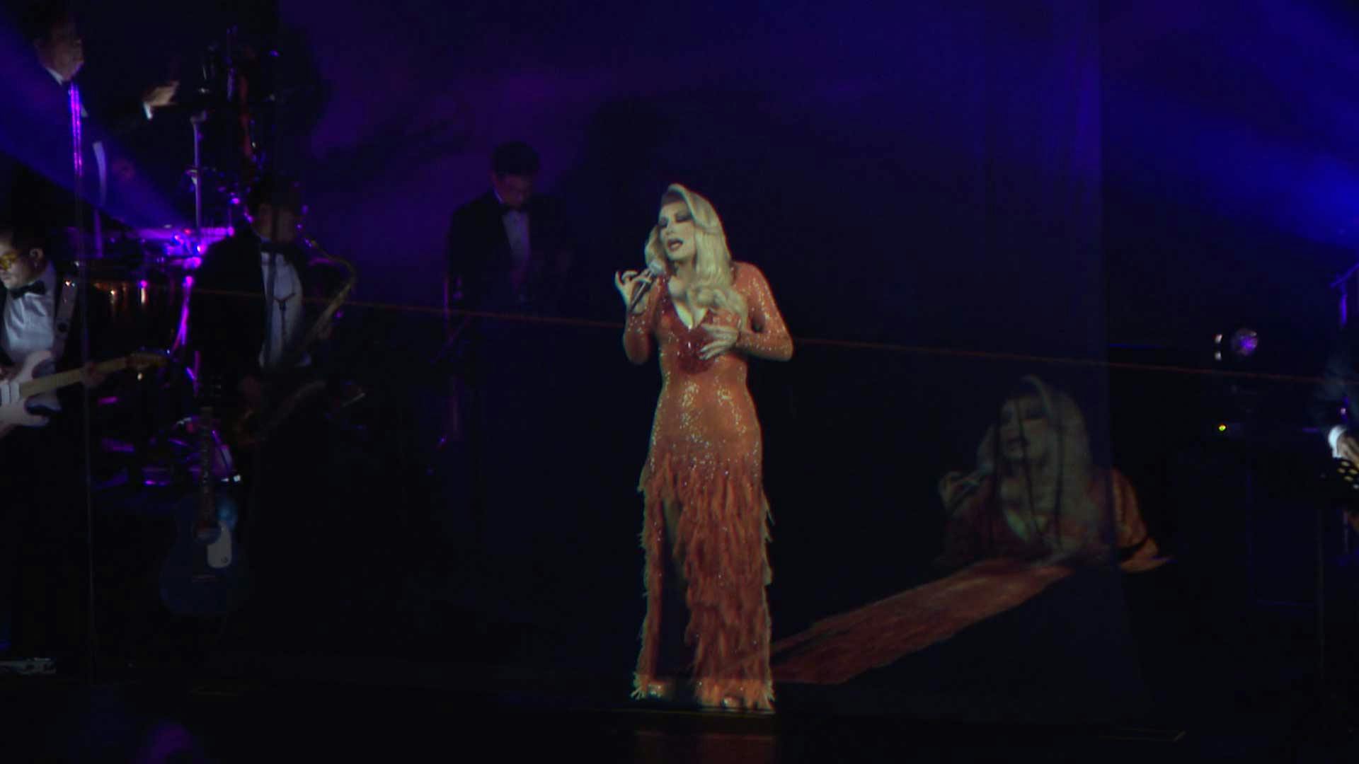 Dulce "revive" en el escenario gracias a un impresionante holograma