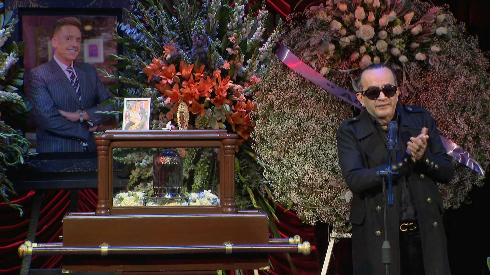 Daniel Bisogno homenajeado en el teatro; fue despedido por familiares, amigos y público