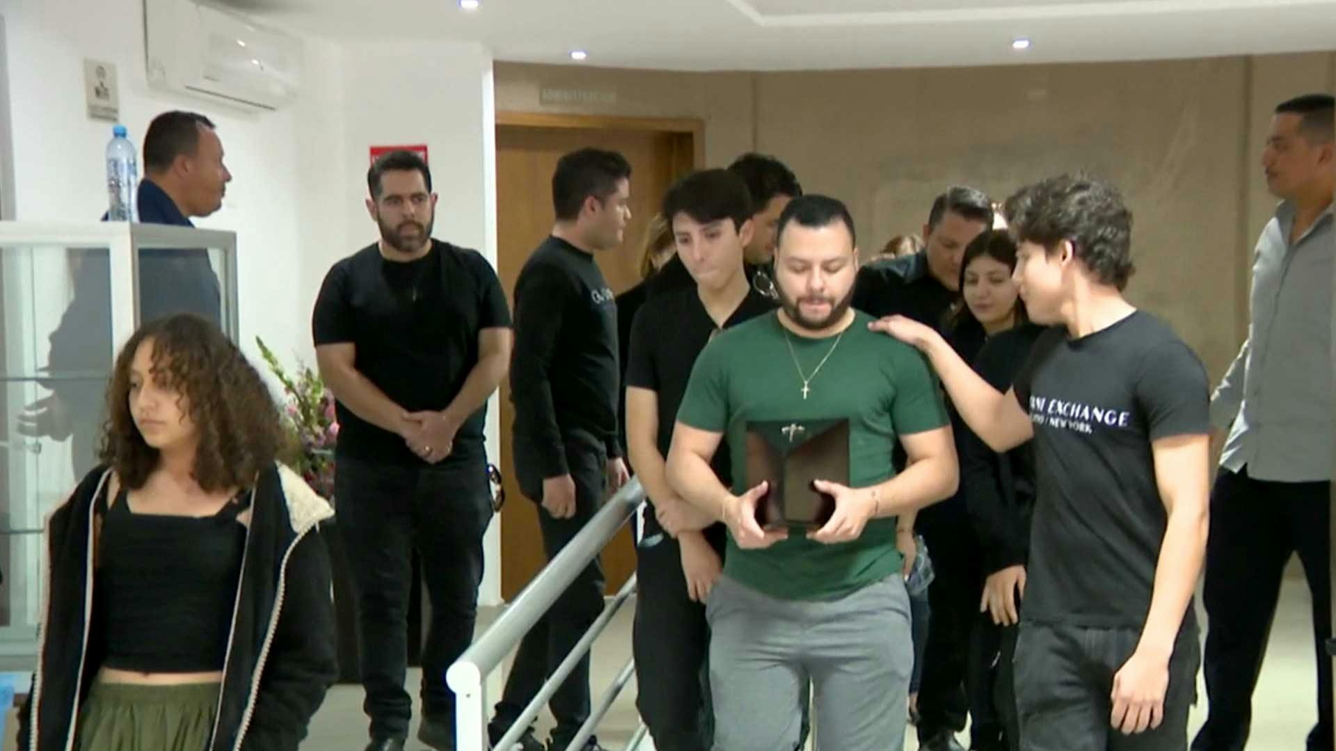 Nieto mayor de Paquita la del Barrio salió con las cenizas de la cantante en el crematorio