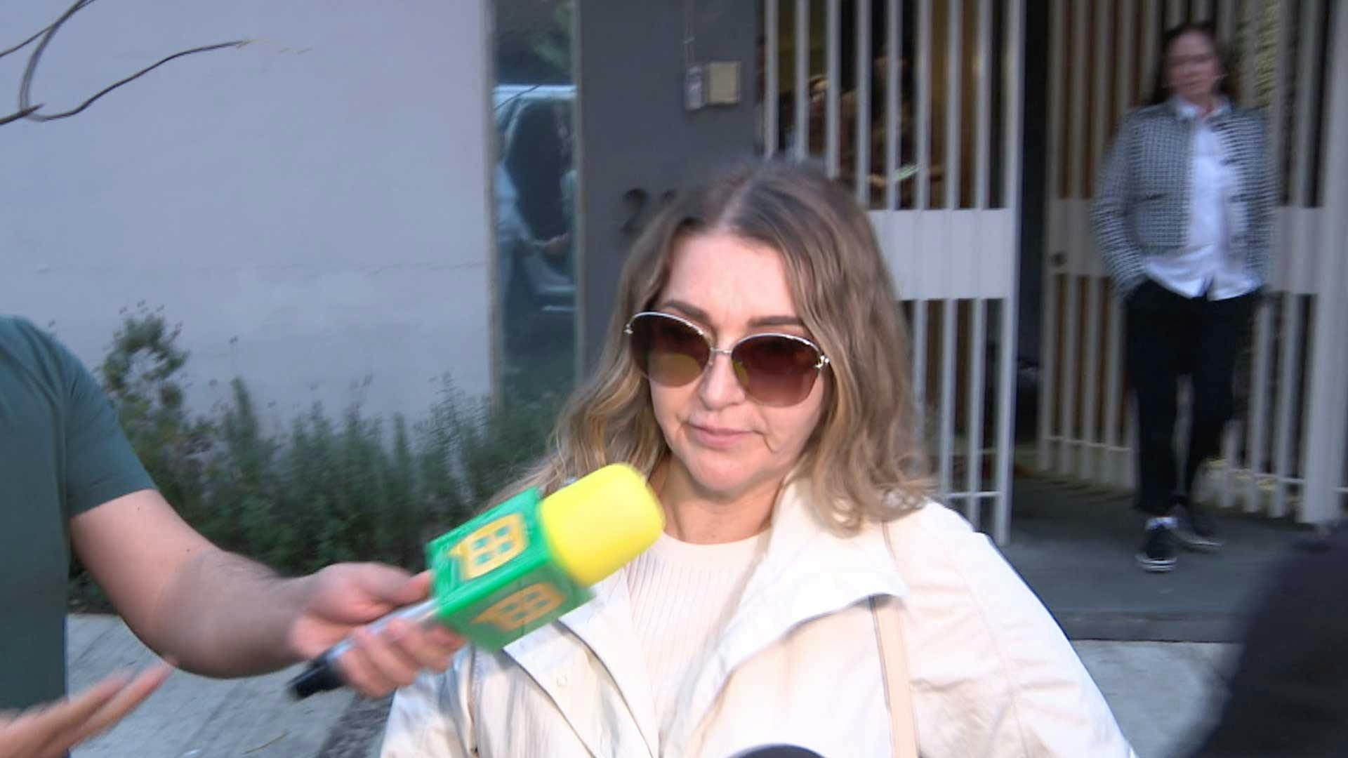 Sale a la luz video donde le maquillan el cuello a Alicia Villarreal. ¿La agredió Cruz Martínez?