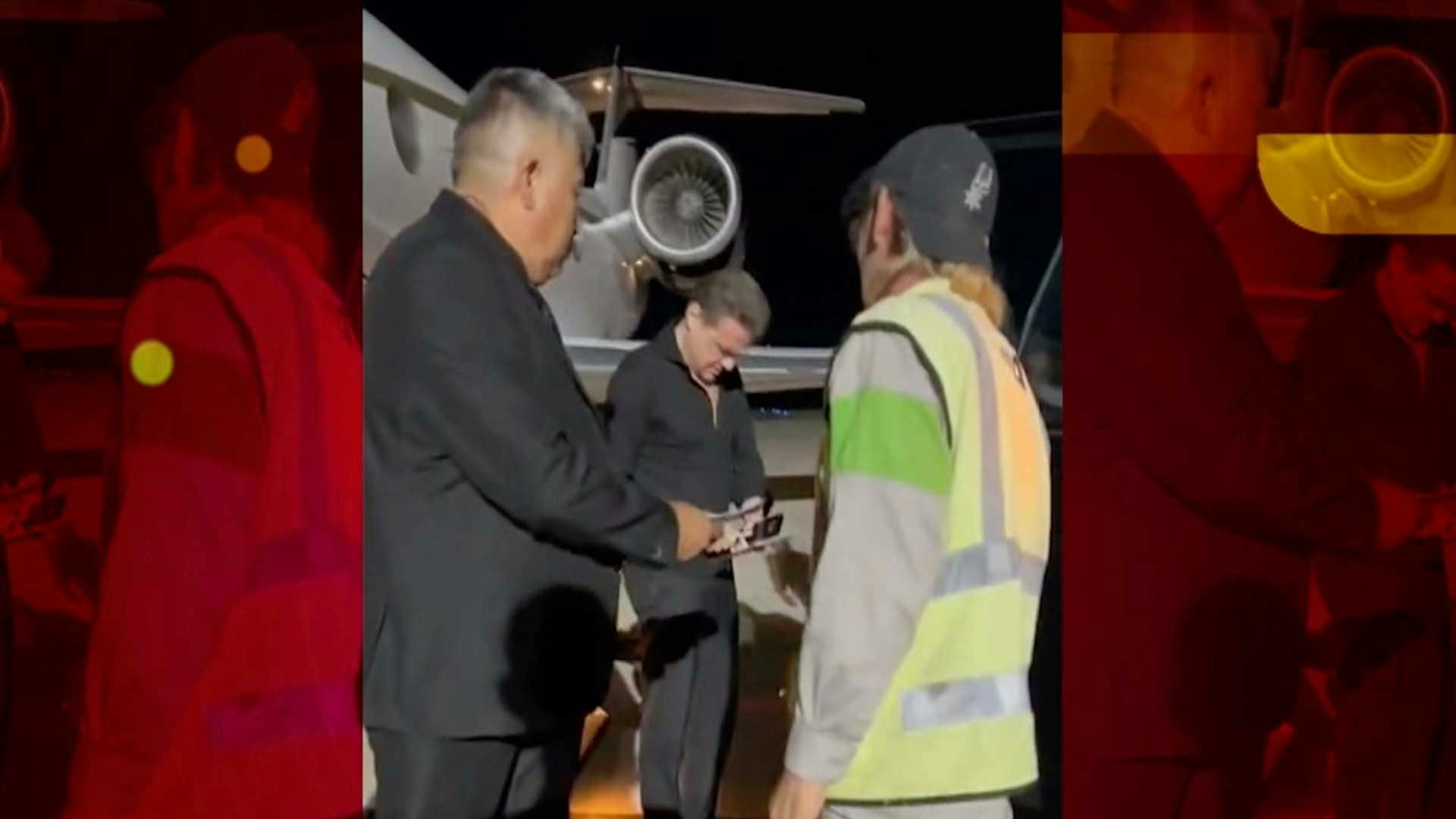 Luis Miguel firma un autógrafo a empleado de aeropuerto en Tampico