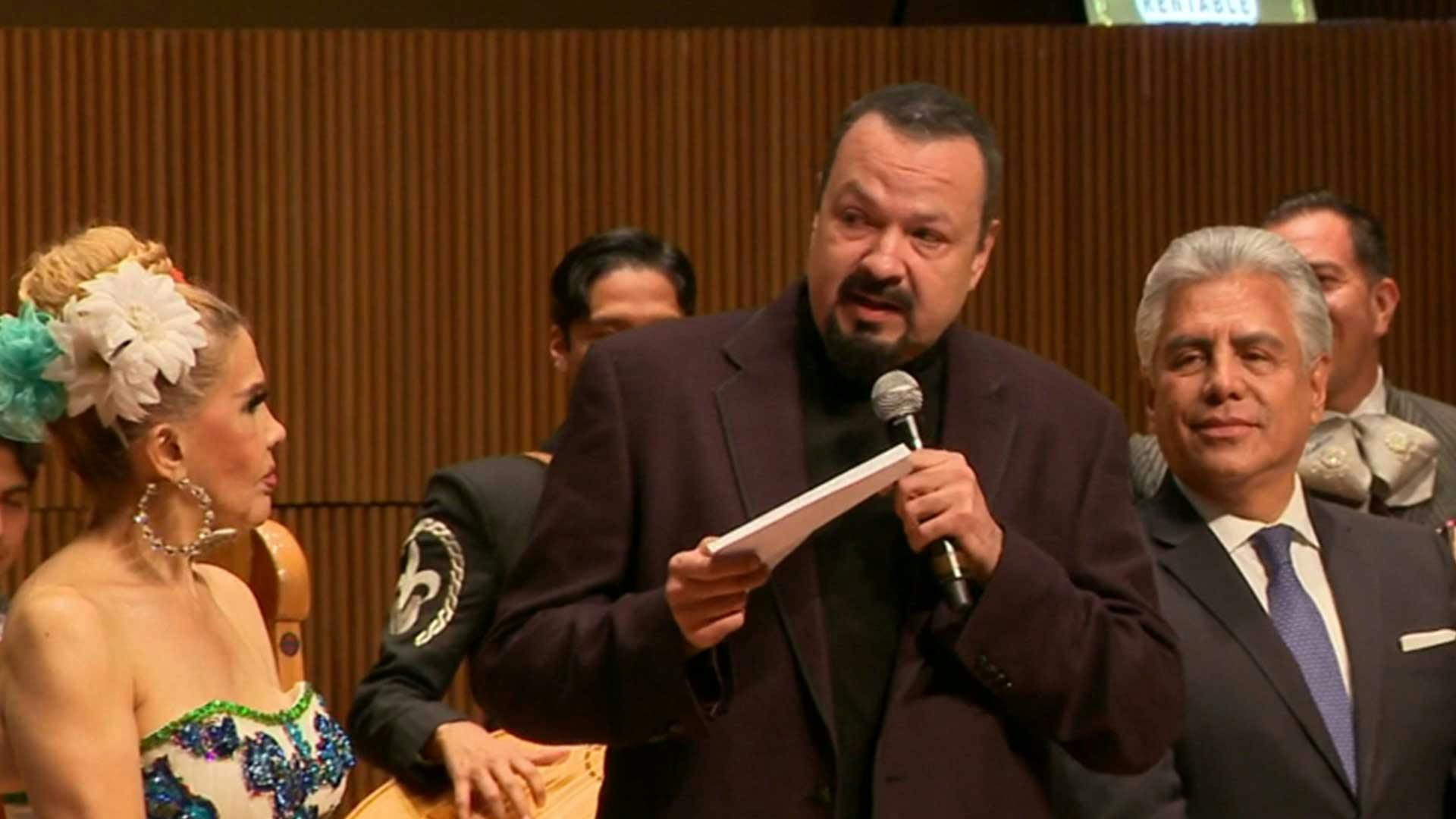 Abuchean a Pepe Aguilar por tema dedicado a su hija Ángela y Christian Nodal