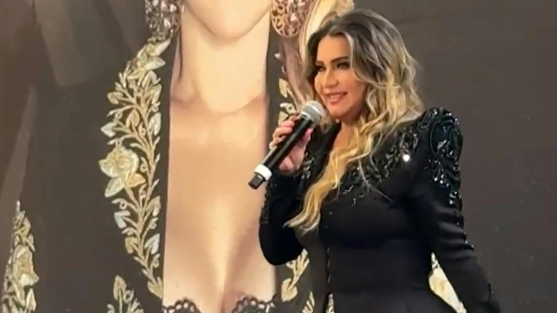 Alicia Villarreal dio cátedra de cómo enfrentar controversias ante la prensa