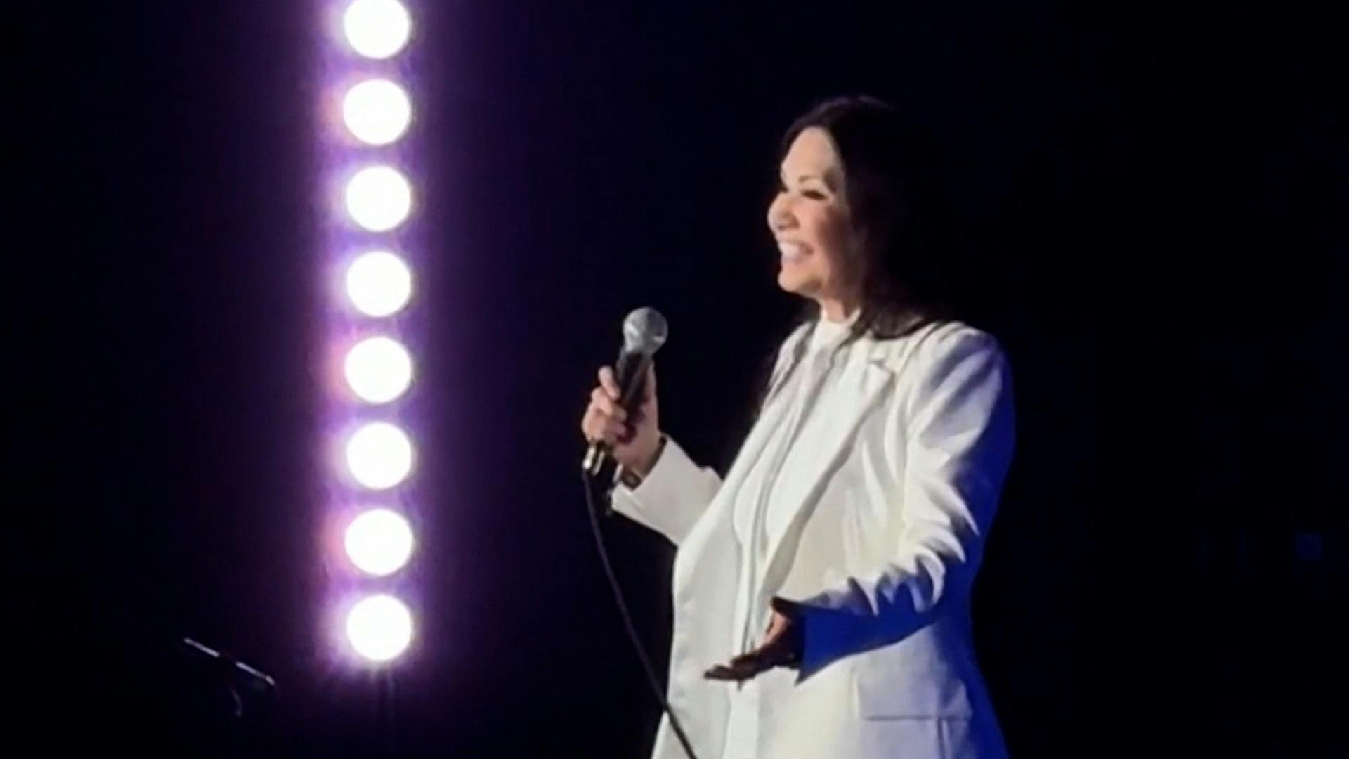 Ana Gabriel llega a México con su gira mundial y celebra 50 años de carrera