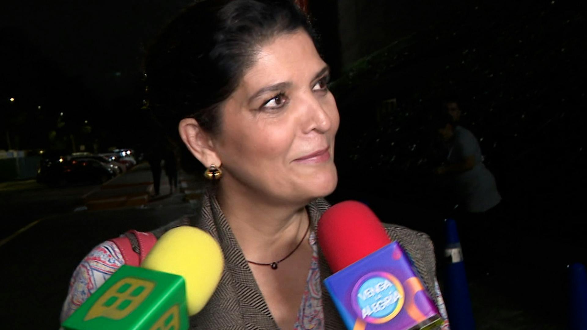 Viviana Ugalde evita hablar de conflictos de su hermana Ana Bárbara con sus hijos