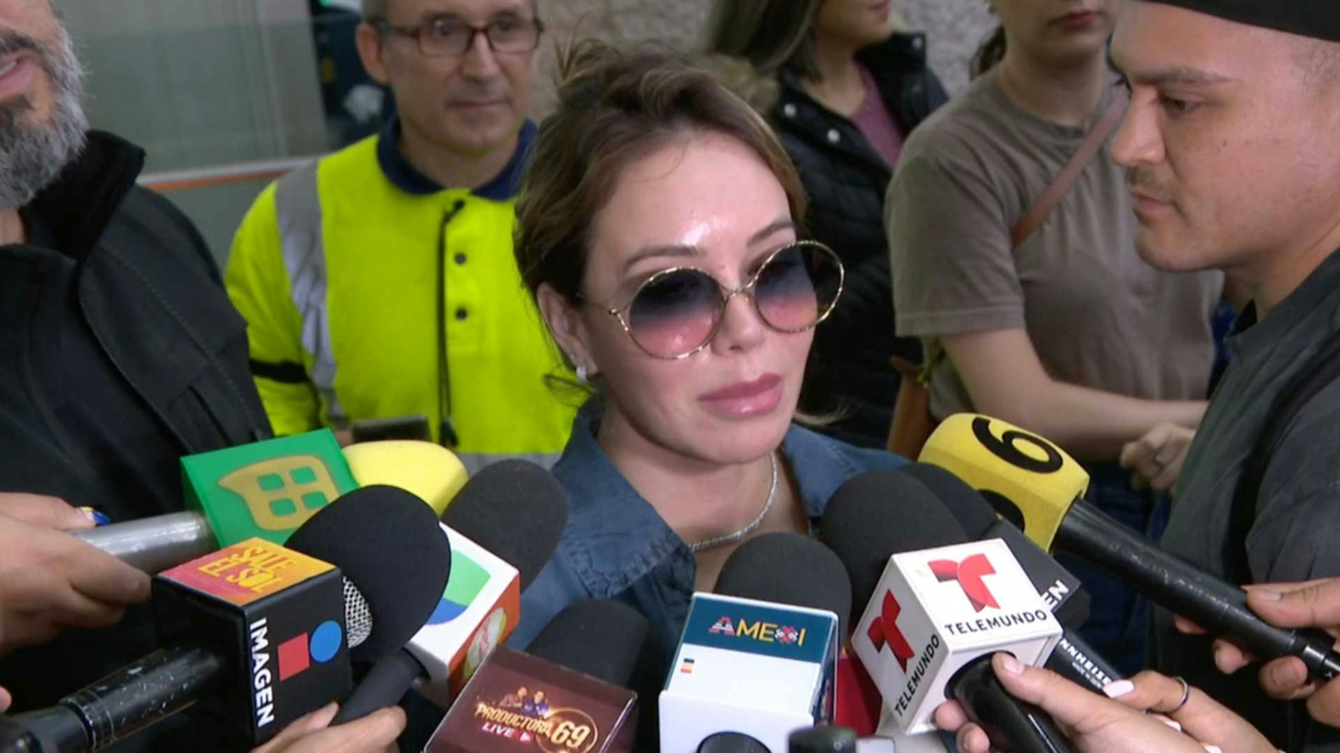 Chiquis estuvo rodeada de seguridad a su llegada a Los Ángeles