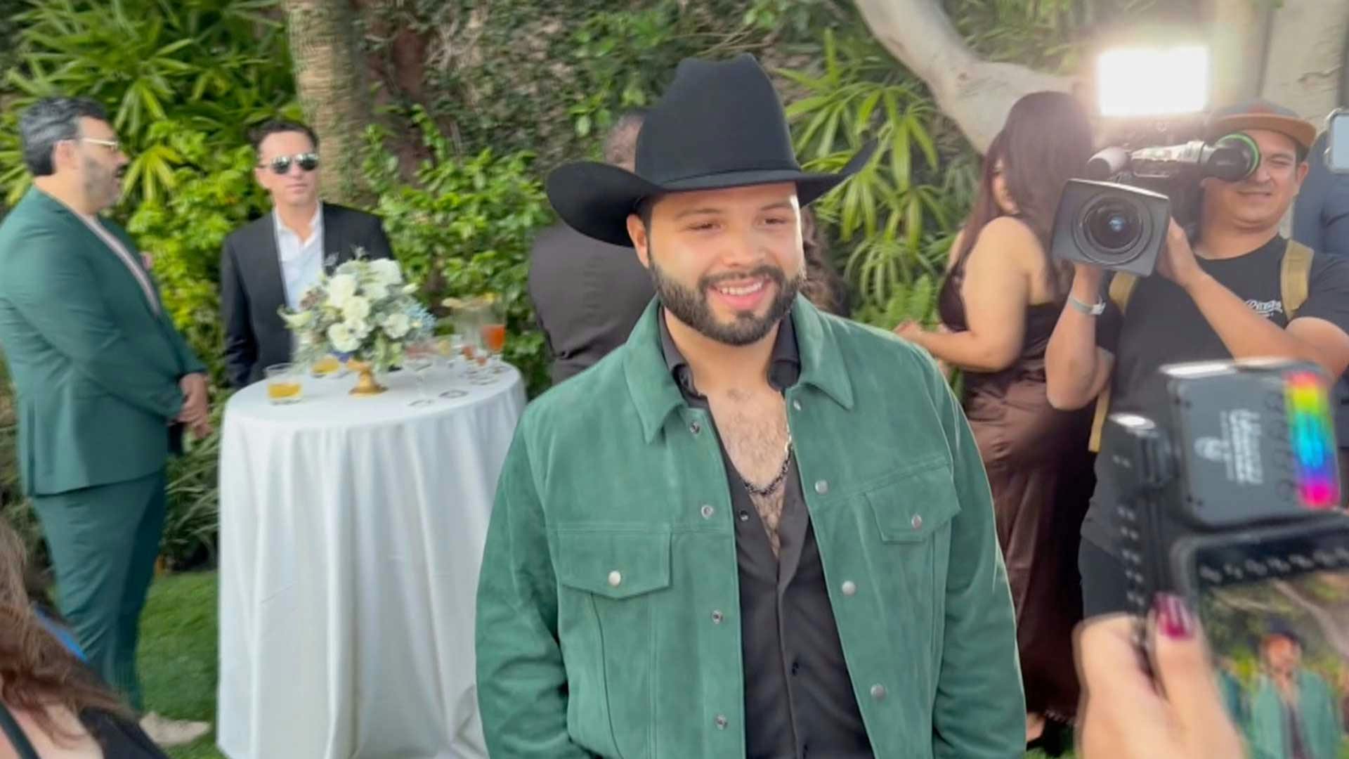 Leonardo Aguilar asistió a entrega de premios y evitó hablar con la prensa