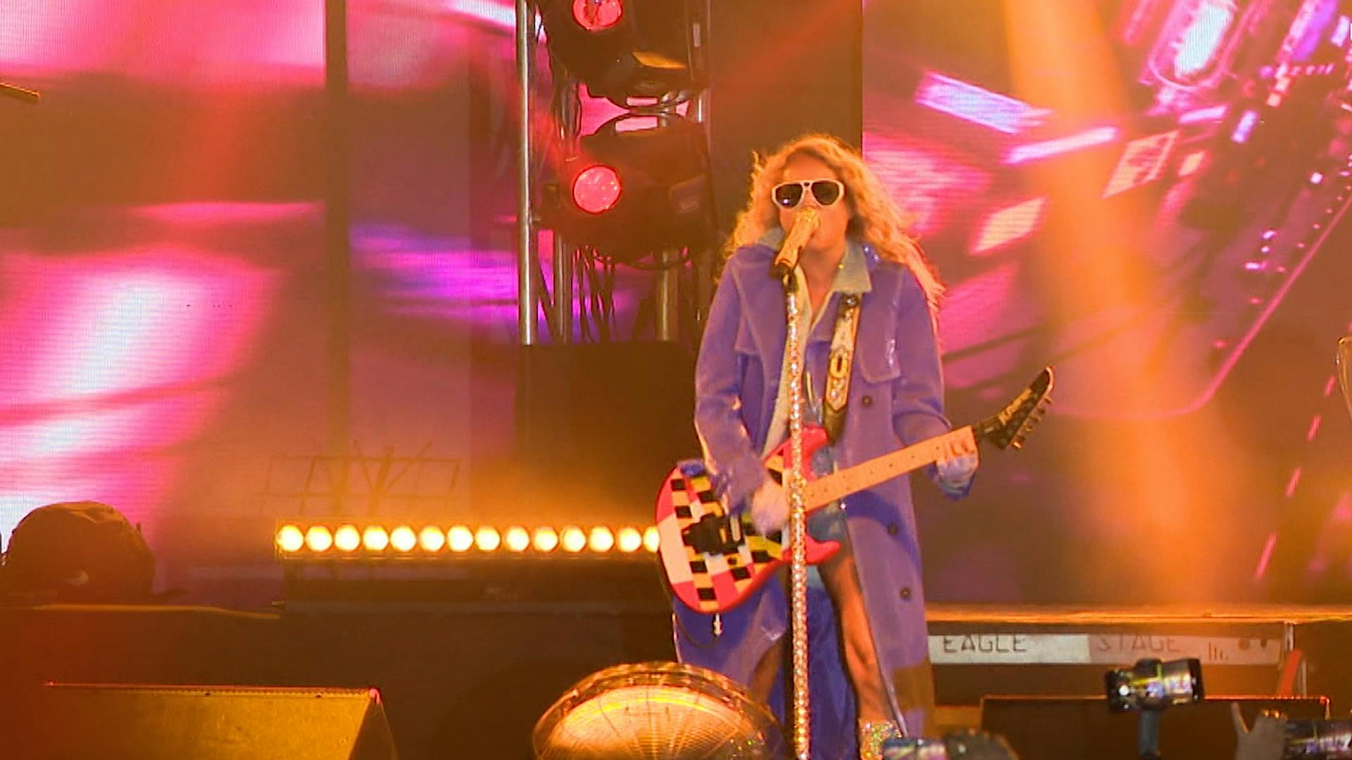 Paulina Rubio cerró el Pride de Ciudad Neza ante una explanada semivacía