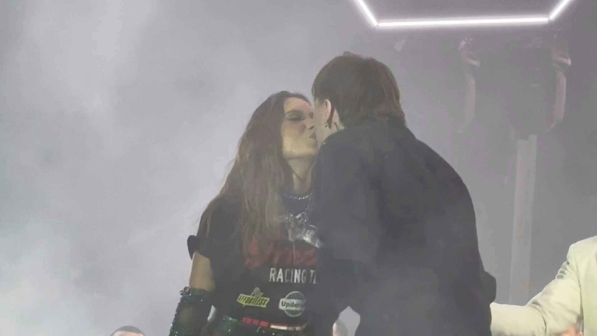 Peso Pluma sorprendió a Anitta sobre el escenario en famoso festival