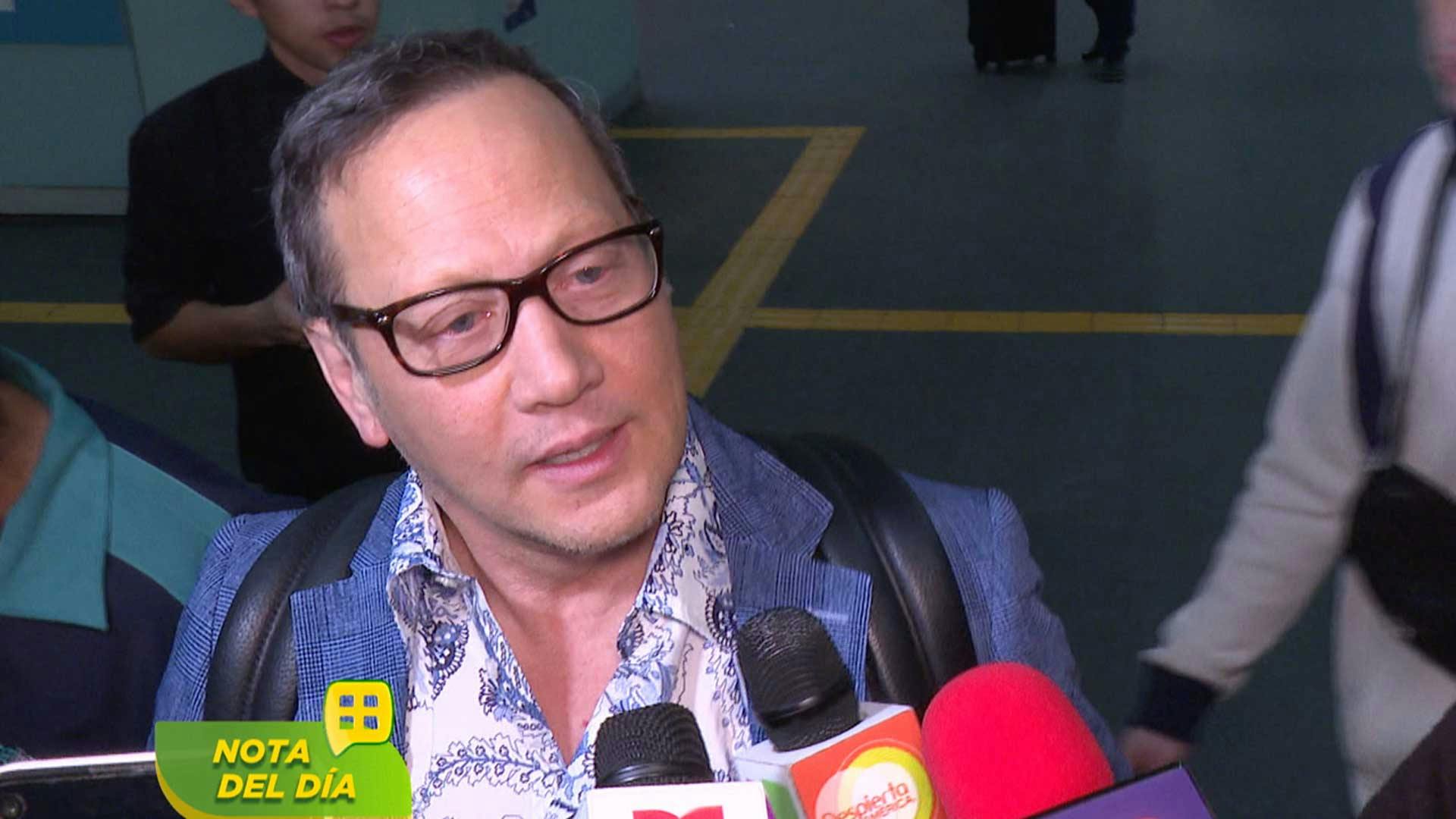 Rob Schneider se esforzó para hablar en español en una premier.