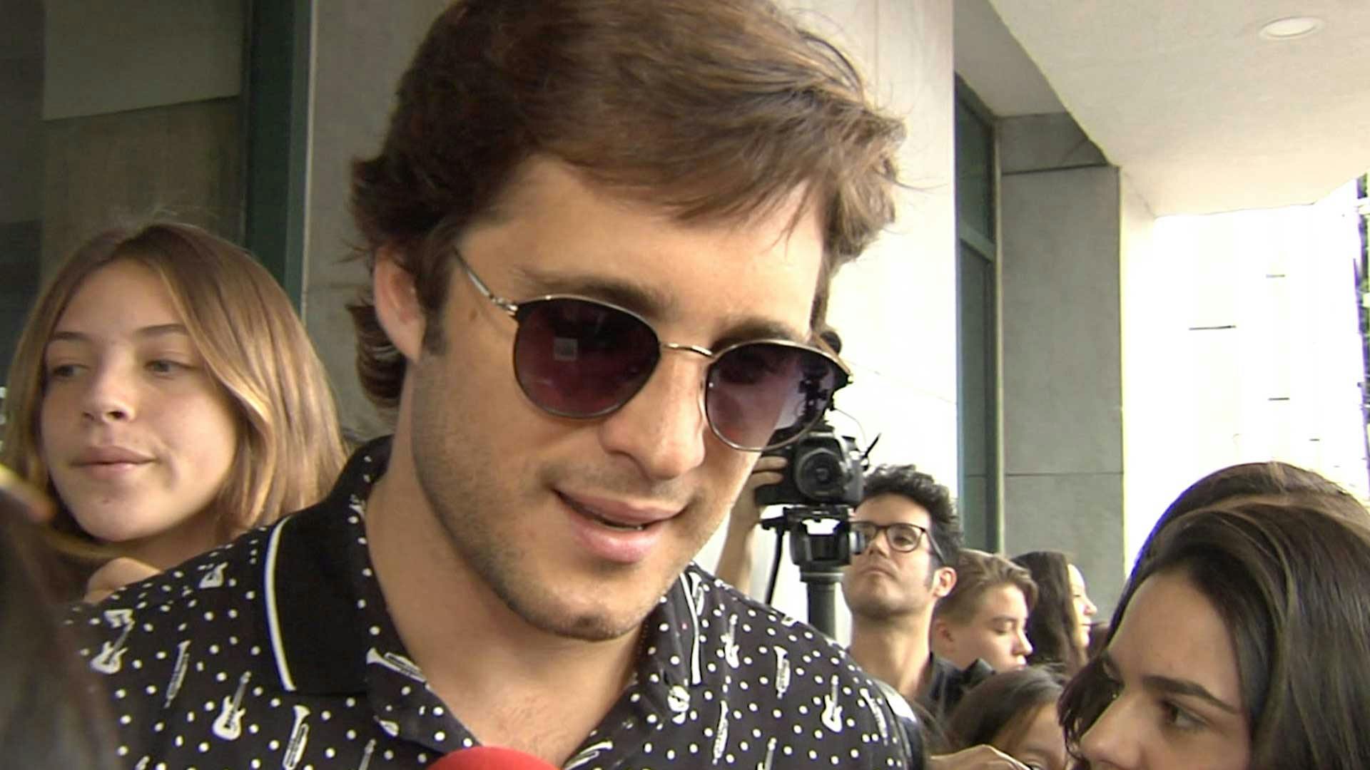 Diego Boneta revela si habrá boda con su novia Renata Notni.