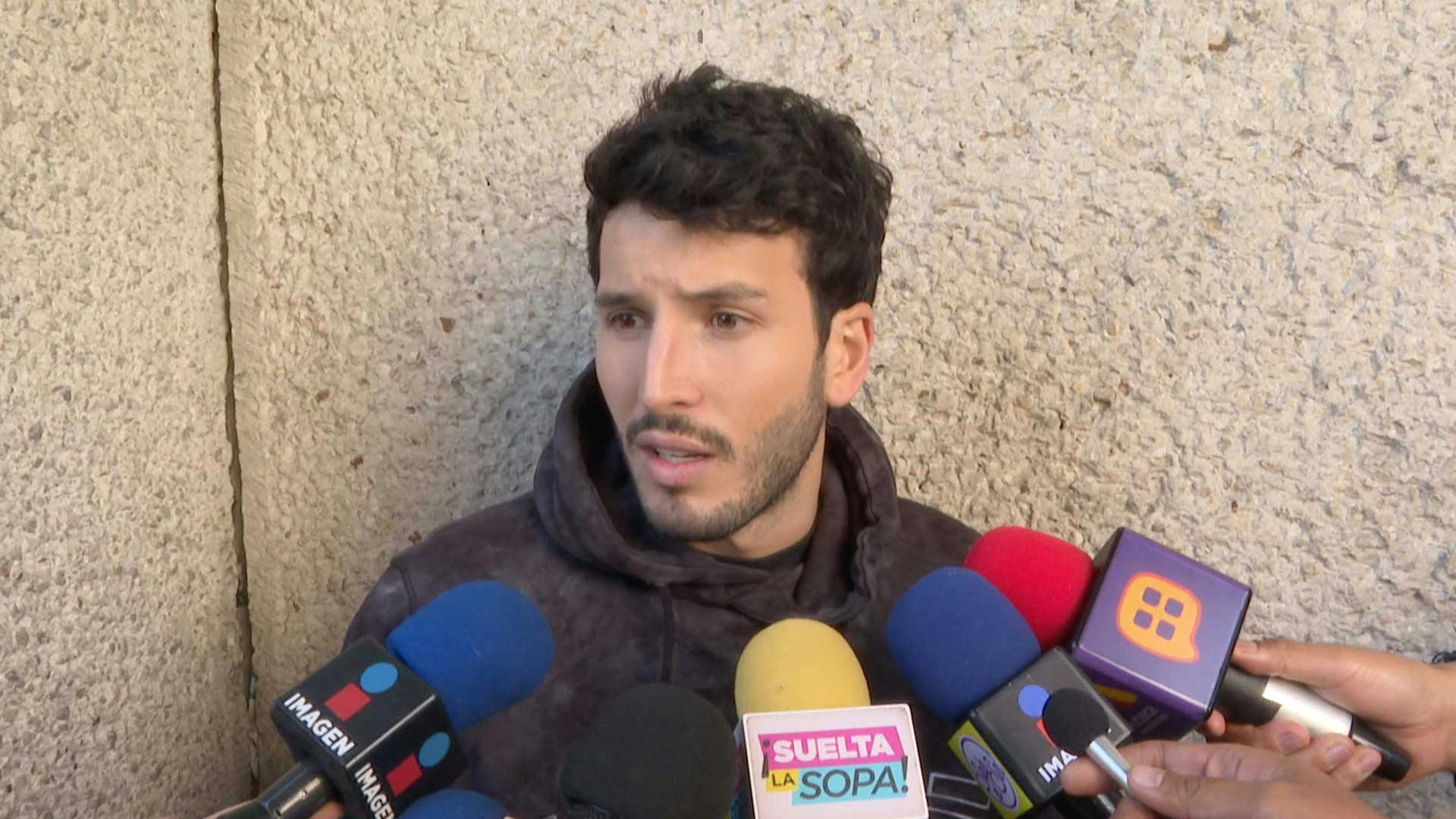 Sebastián Yatra habló con la prensa acerca de su regreso a México.
