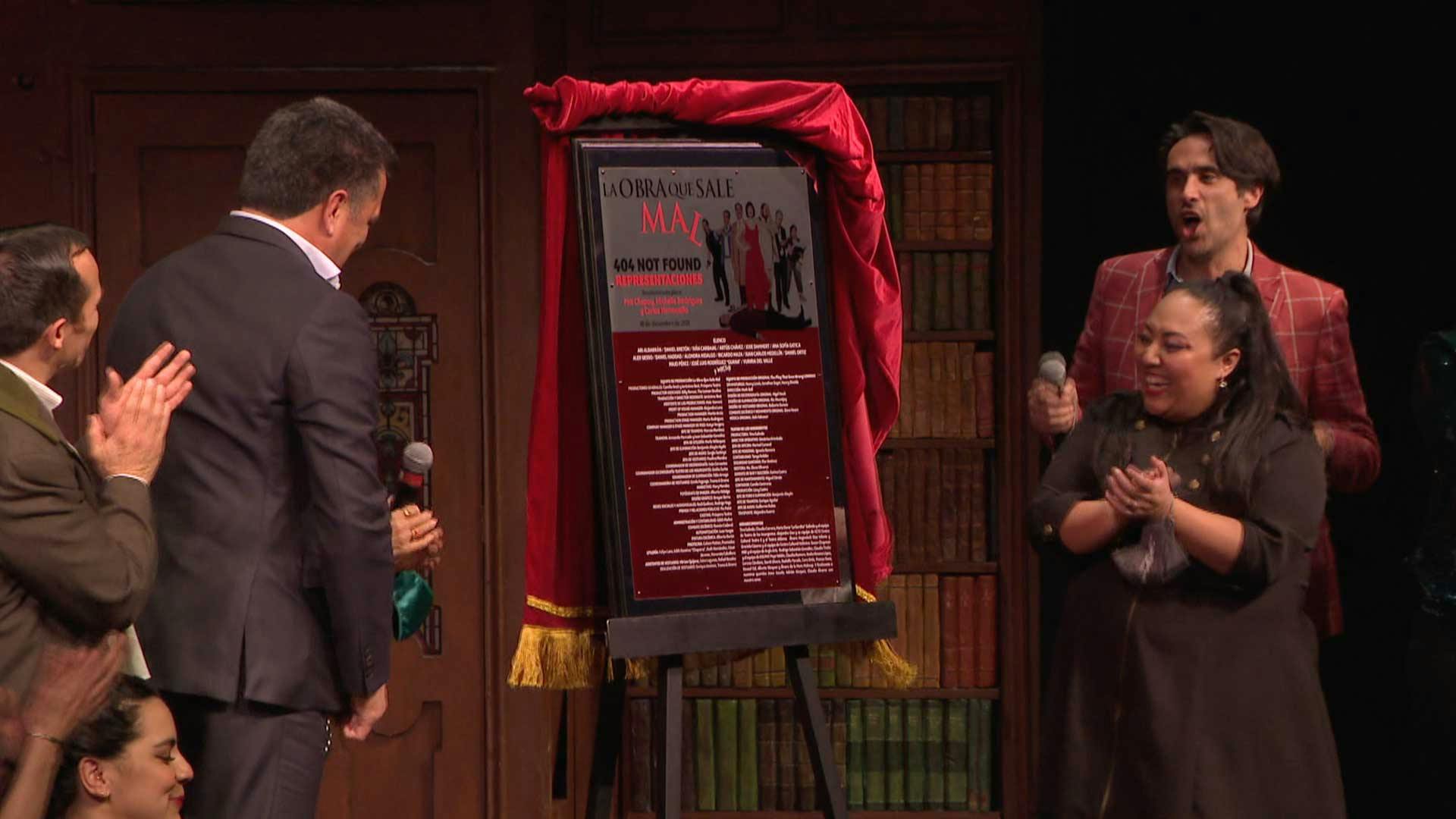 Pati Chapoy develó la placa de una importante obra de teatro en México.