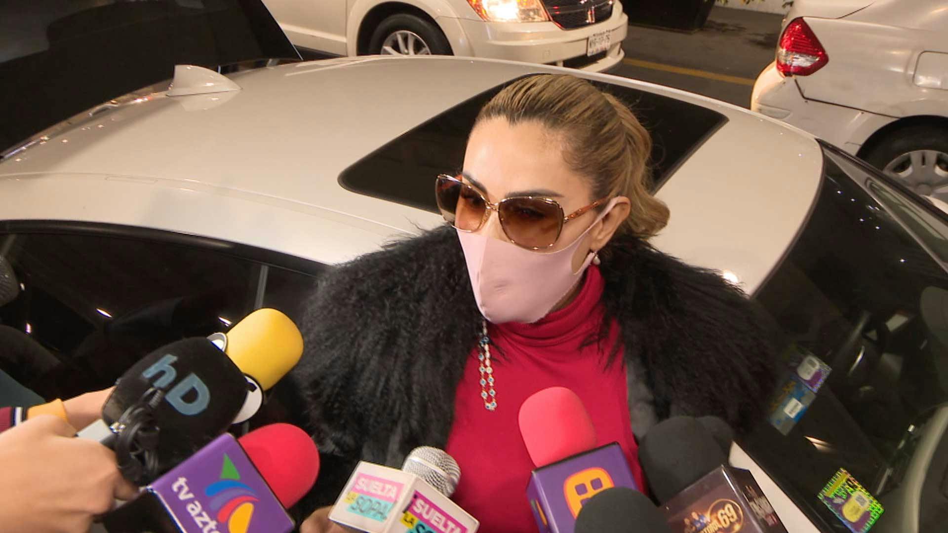 Ninel Conde fue interceptada por la prensa llegando al aeropuerto.