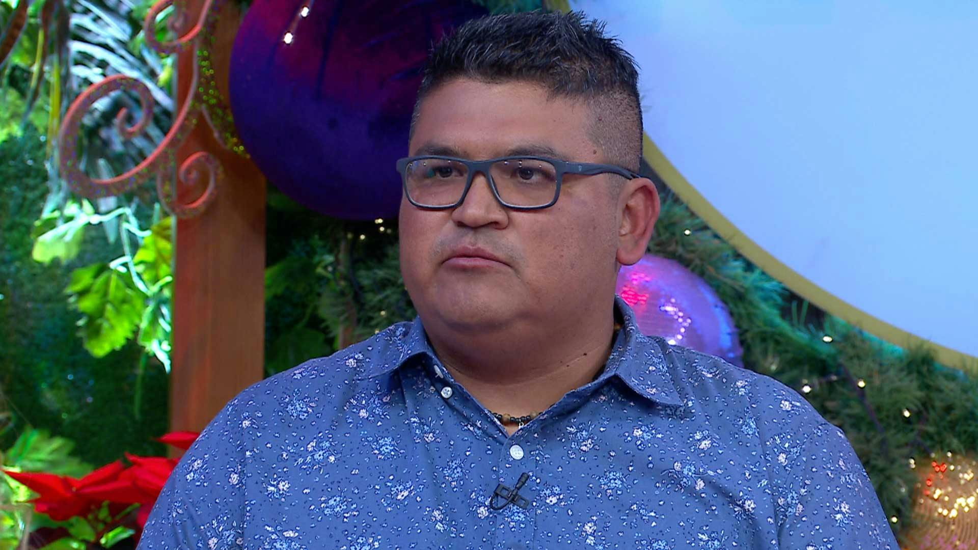 Neri está furioso porque Alejandro le debe veinticinco mil pesos