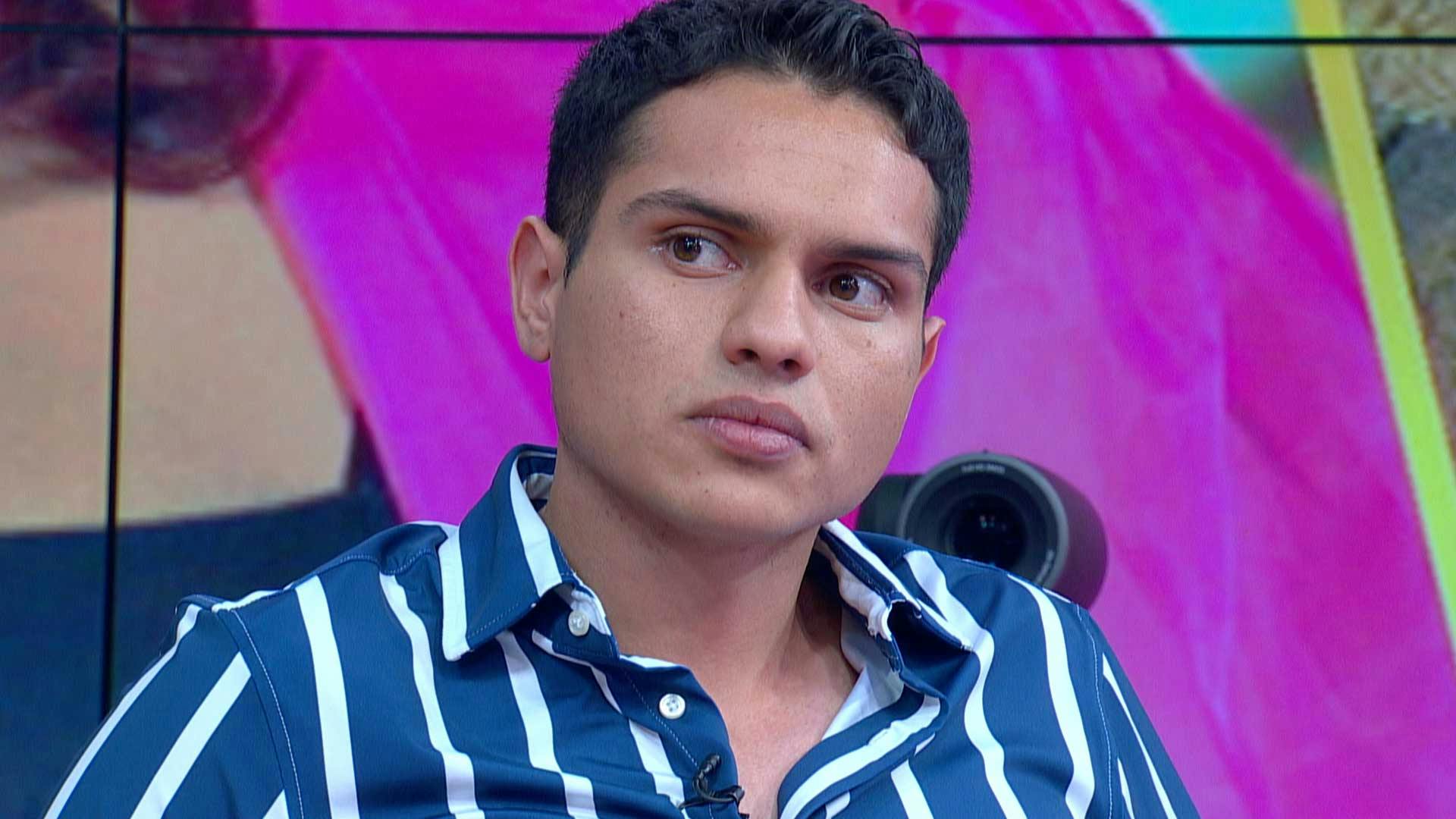 Ricardo se siente todo un galán y quiere que su novia, Carmen, esté a su altura