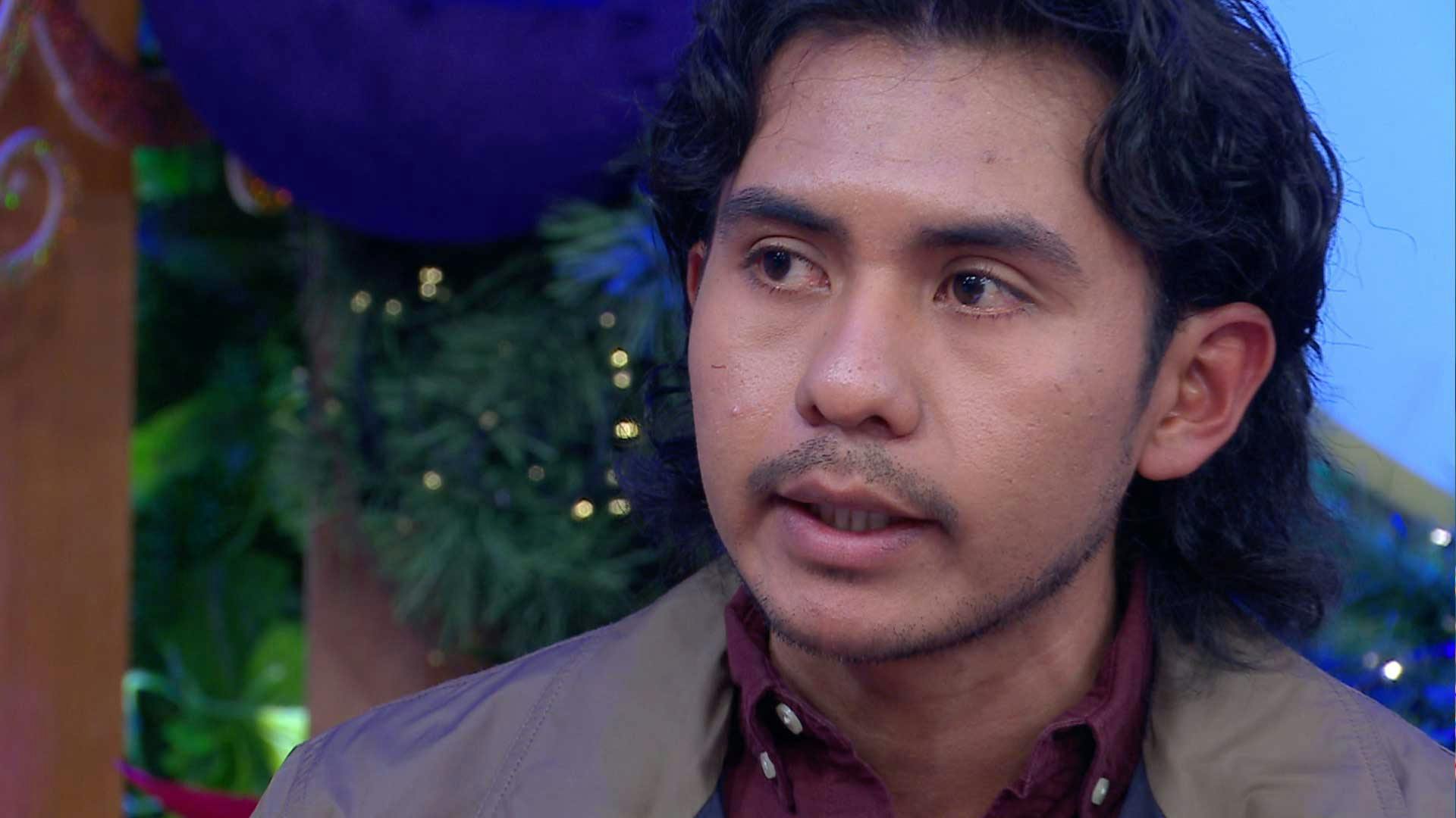 Rolando quiere hacerle ver a Carmen que ella es hermosa e inteligente