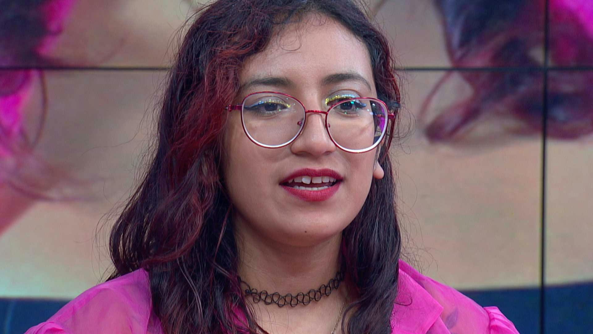 Carmen le cree a su novio que ella es fea