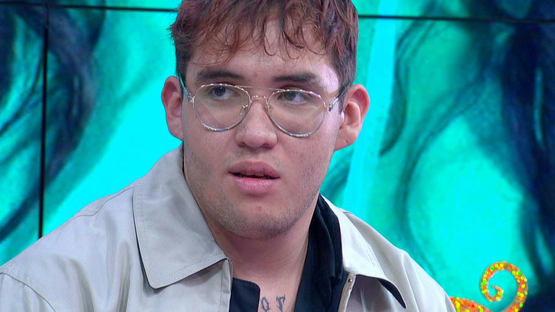 ¡Todo por sus problemas! Airton fuma para sobrellevar sus dificultades