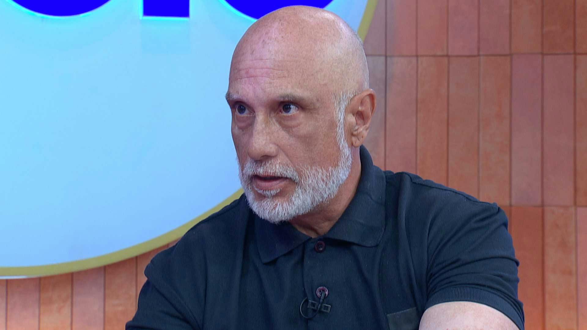 ¡No se la quiere dar! Erik niega querer algo con la novia de su hijo