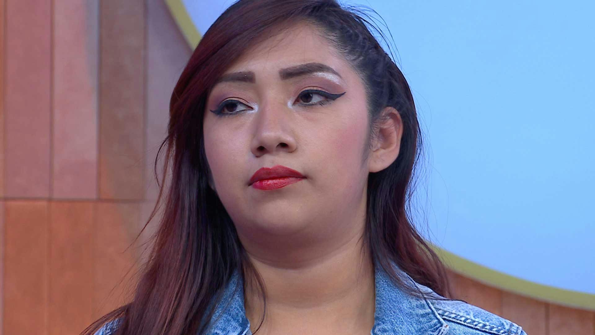 Violeta hace tacos de canasta para María y se siente bien con ella