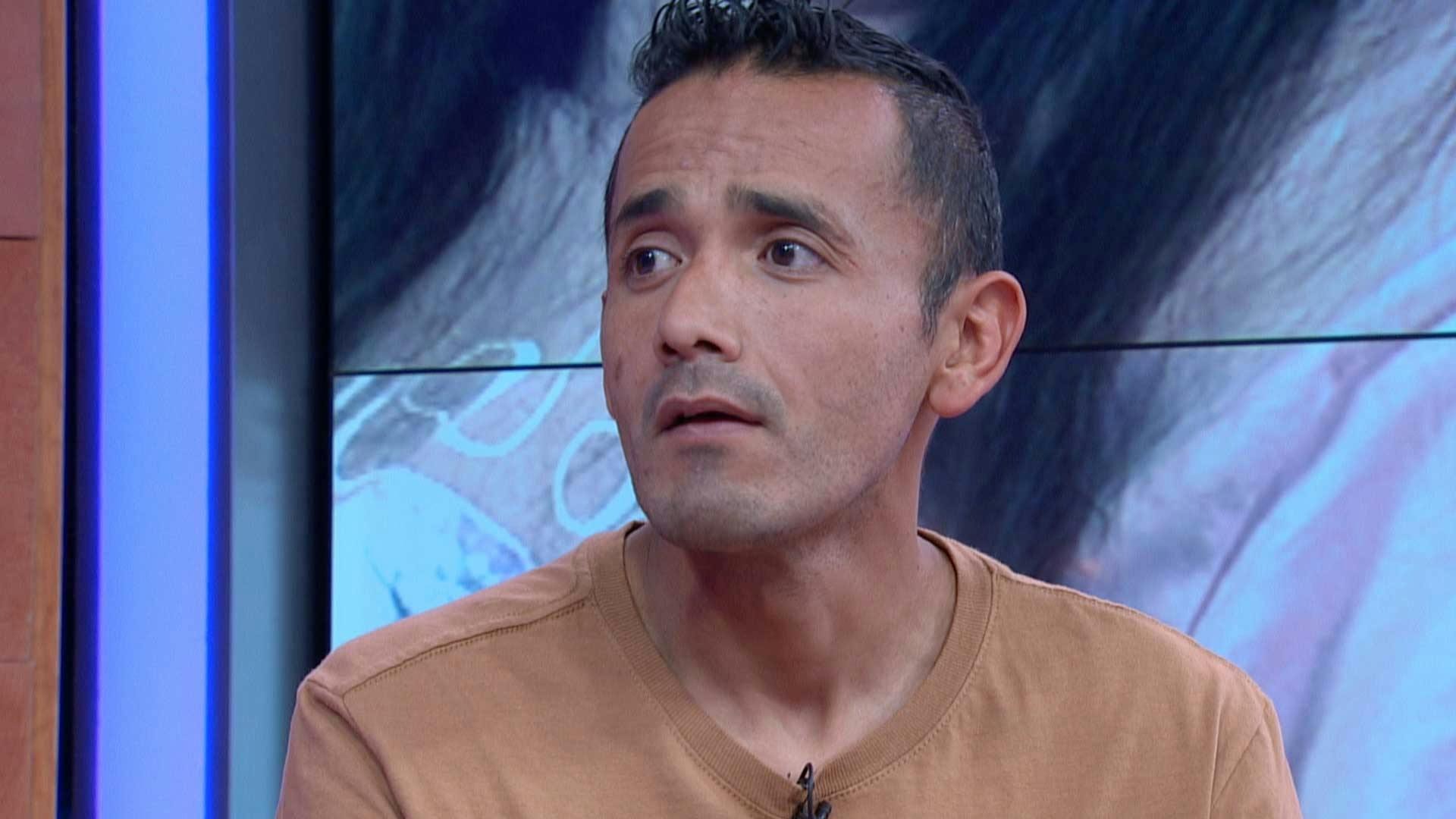 ¡La mantienen y se queja! Miguel está entre la espada y la pared