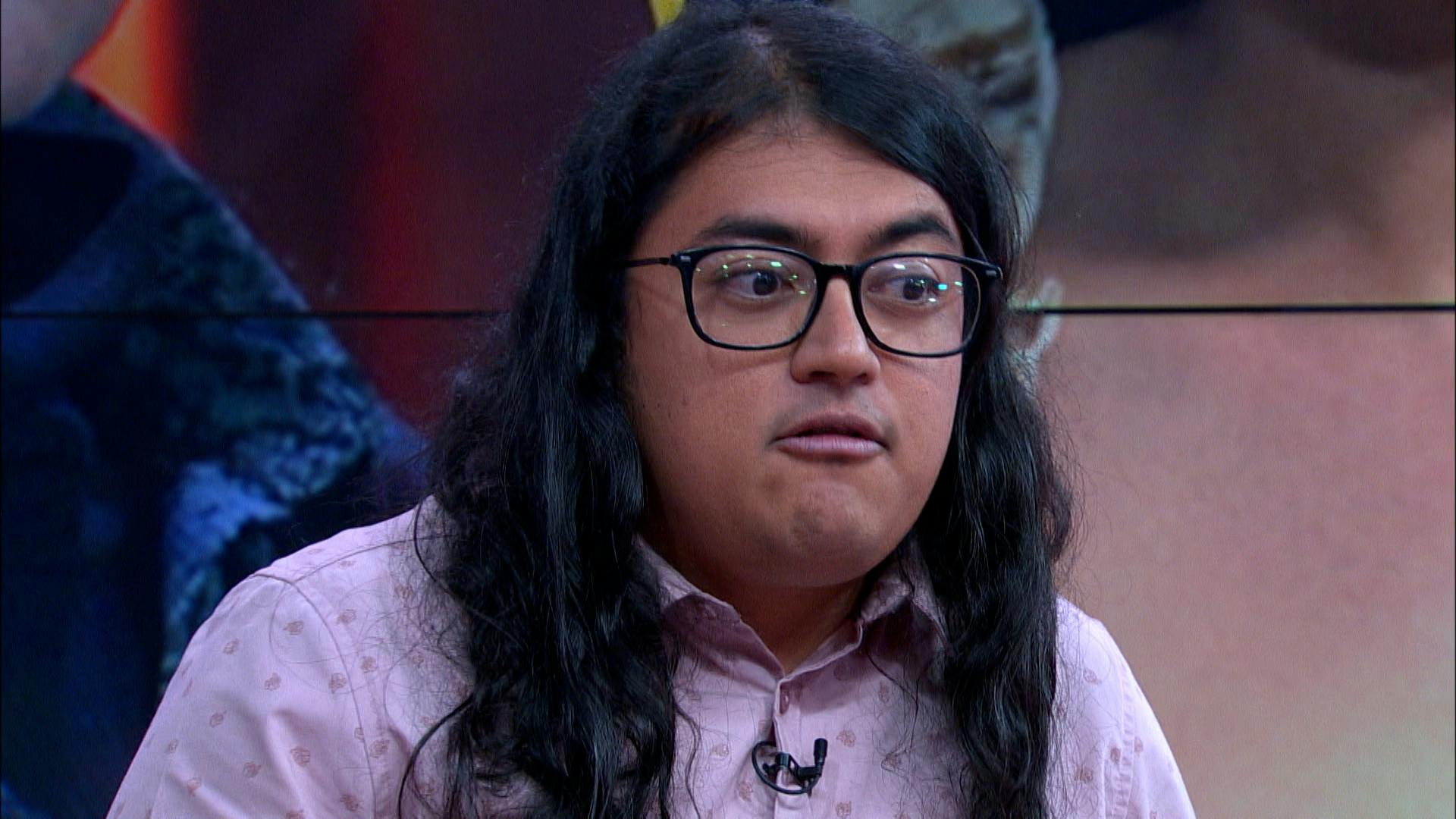 David duerme con la ahijada de su mamá y no piensa dejarla